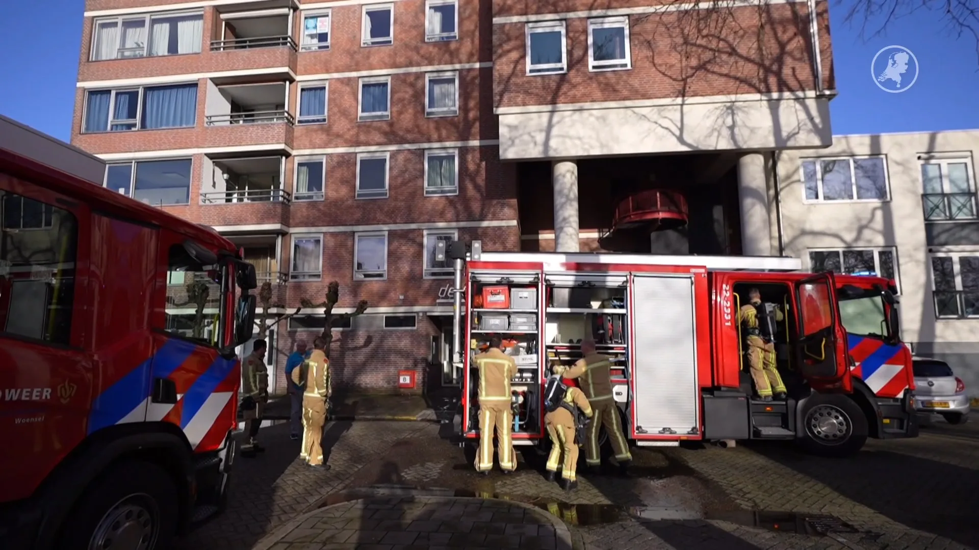 Brandweer rukt groots uit voor enorme brand die barbecue op balkon blijkt te zijn