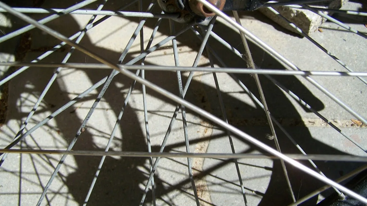 Verwarde fietser slaat vrouw (83) tegen de grond en ranselt haar af met fiets