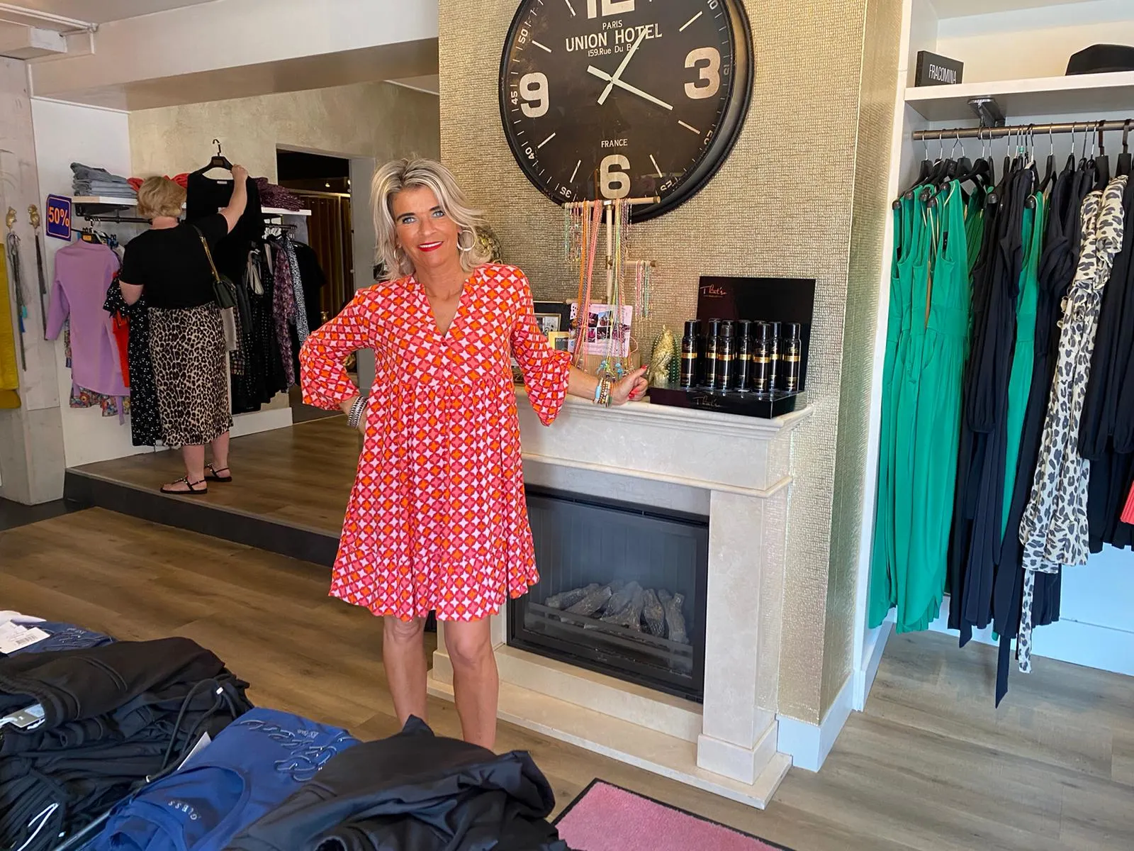 Kledingverkoper Debby slaat terug na haatreacties op Facebook: 'Sletterig? Ik ben 28 jaar getrouwd!'