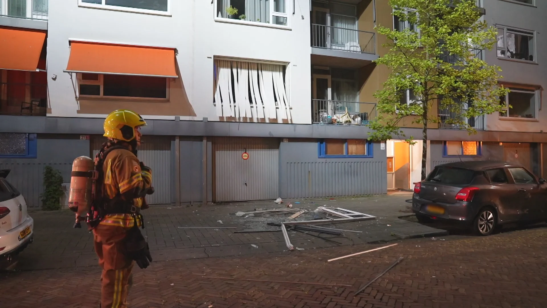 Kozijn uit gevel geblazen bij explosie Rotterdam, twaalf woningen ontruimd