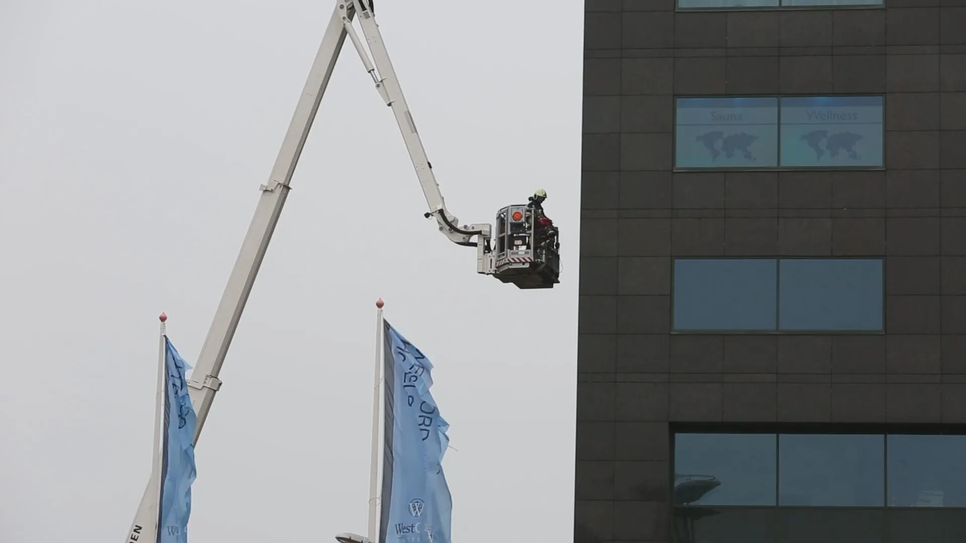 Brand in WTC Leeuwarden, hulpdiensten redden tientallen evacuees