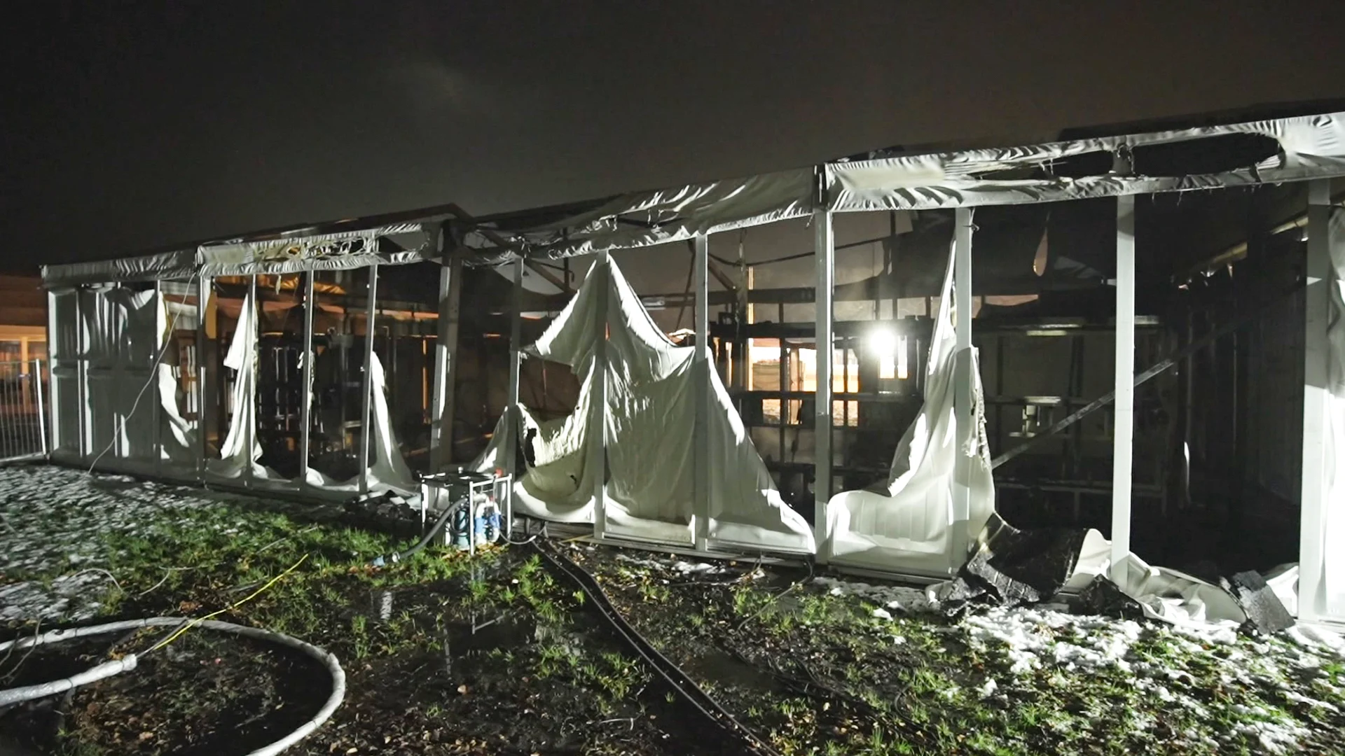 Brand verwoest toiletgebouw op opvanglocatie asielzoekers bij Liempde