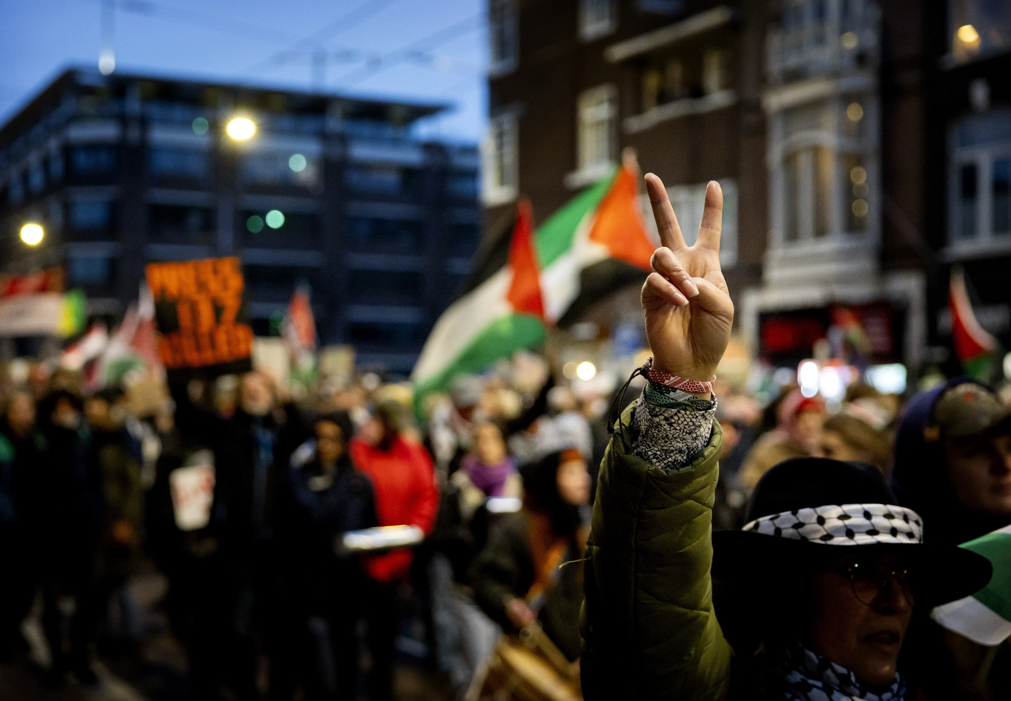 Vijf verdachten Damprotest vrijgelaten, Pegida-voorman betrokken bij auto-ongeluk
