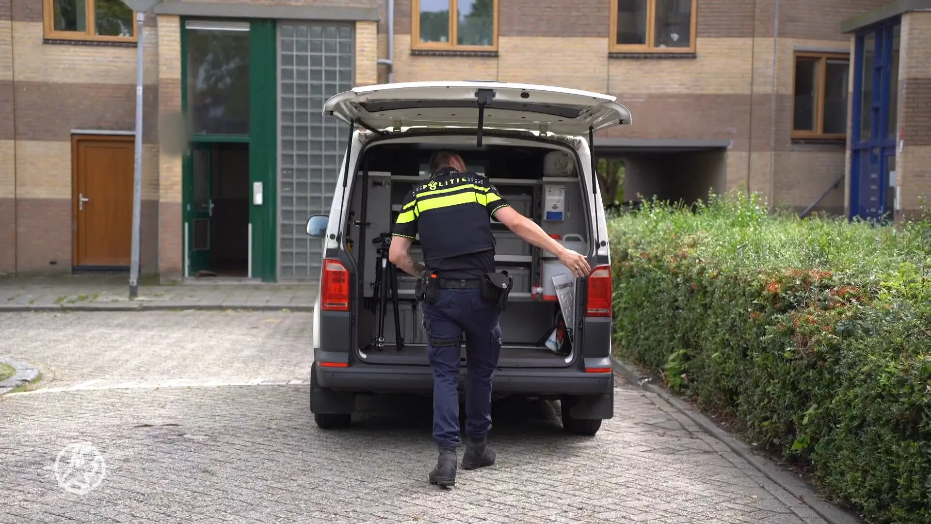 Overleden baby in Groningse woning, twee mensen aangehouden