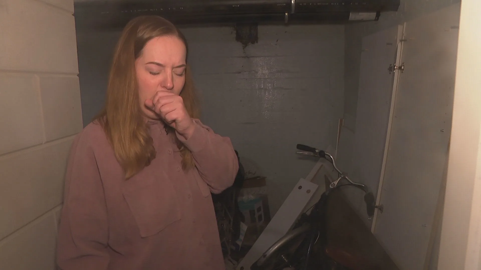 Cindy's kelder loopt al acht jaar vol: vieze geur en schimmel op babyspullen