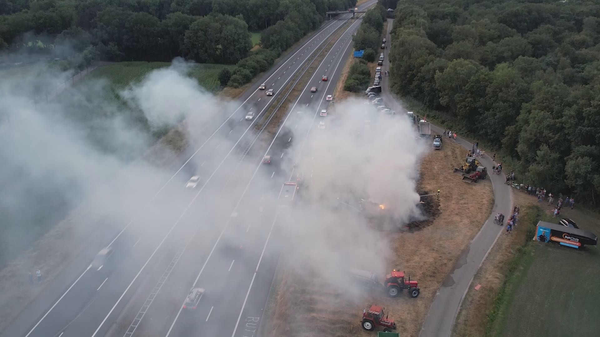 Boerenprotest langs A30 bij Lunteren: aangestoken afval zorgt voor rookoverlast snelweg