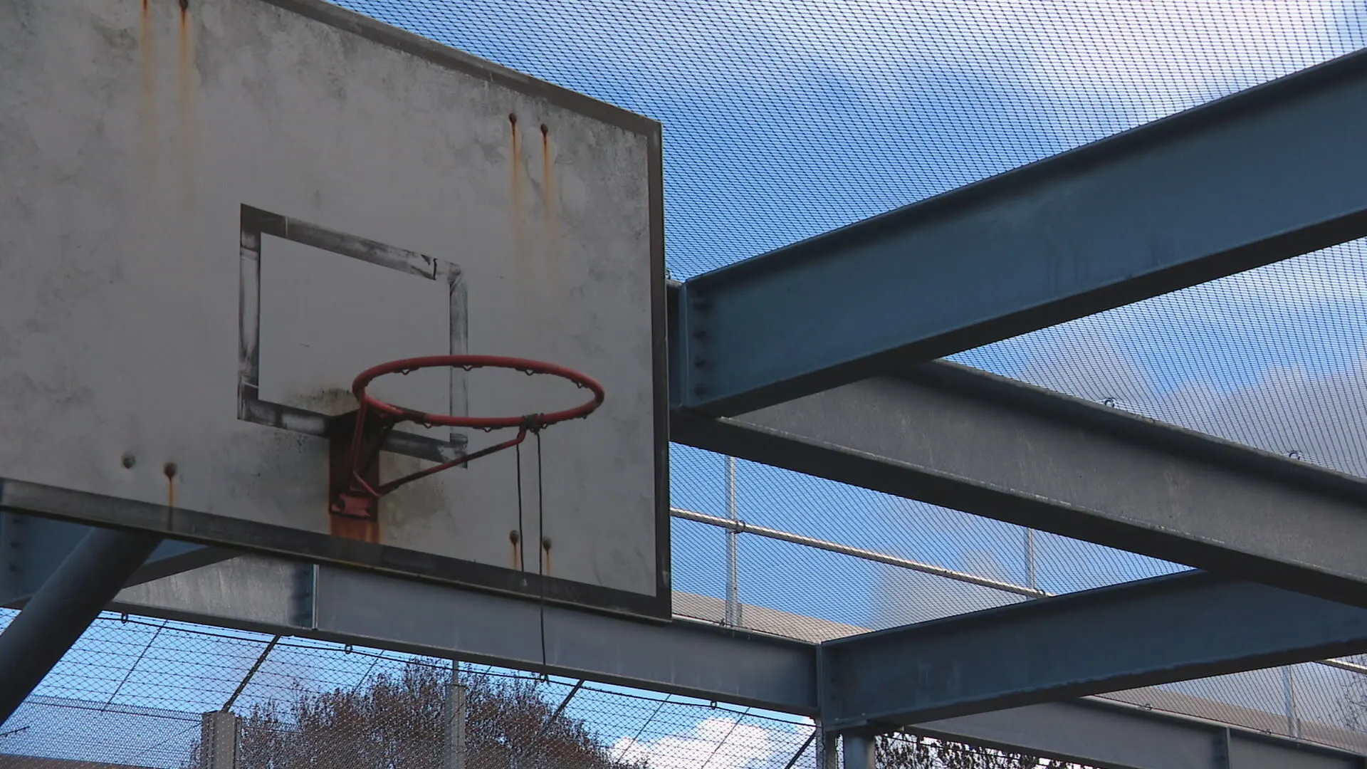 Even wat smokkelwaar over de gevangenismuur gooien voor een vriend die vastzit? Vergeet het maar