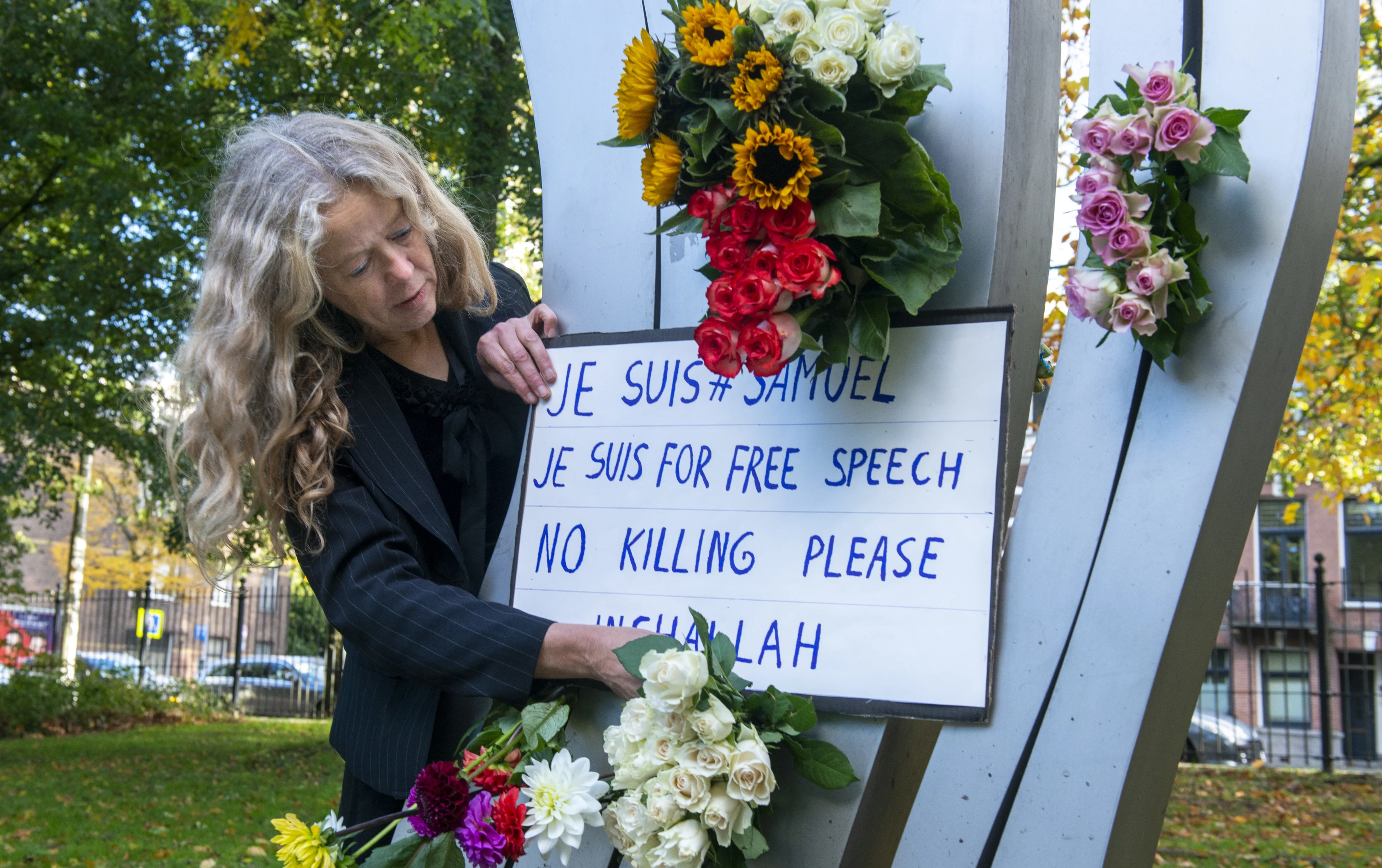 Bloemenzee in Amsterdam voor onthoofde Franse maatschappijleraar: 'Het is een aanslag op ons allemaal'