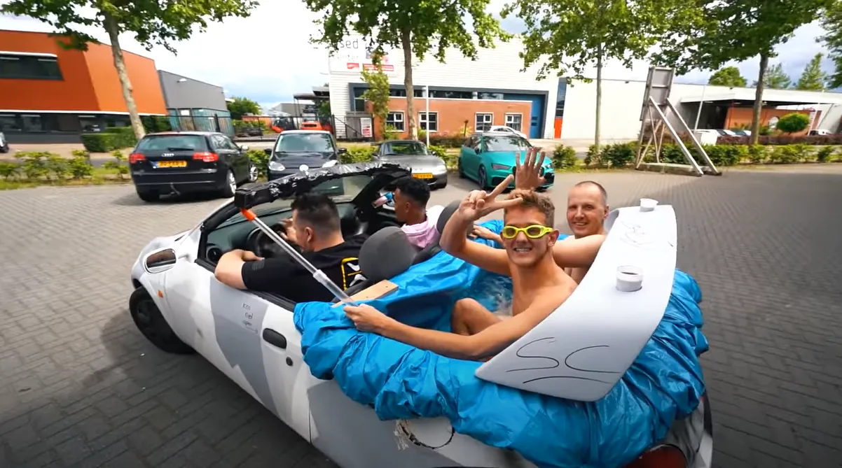 Politie plukt Ford Ka(brio) met zwembad van de weg