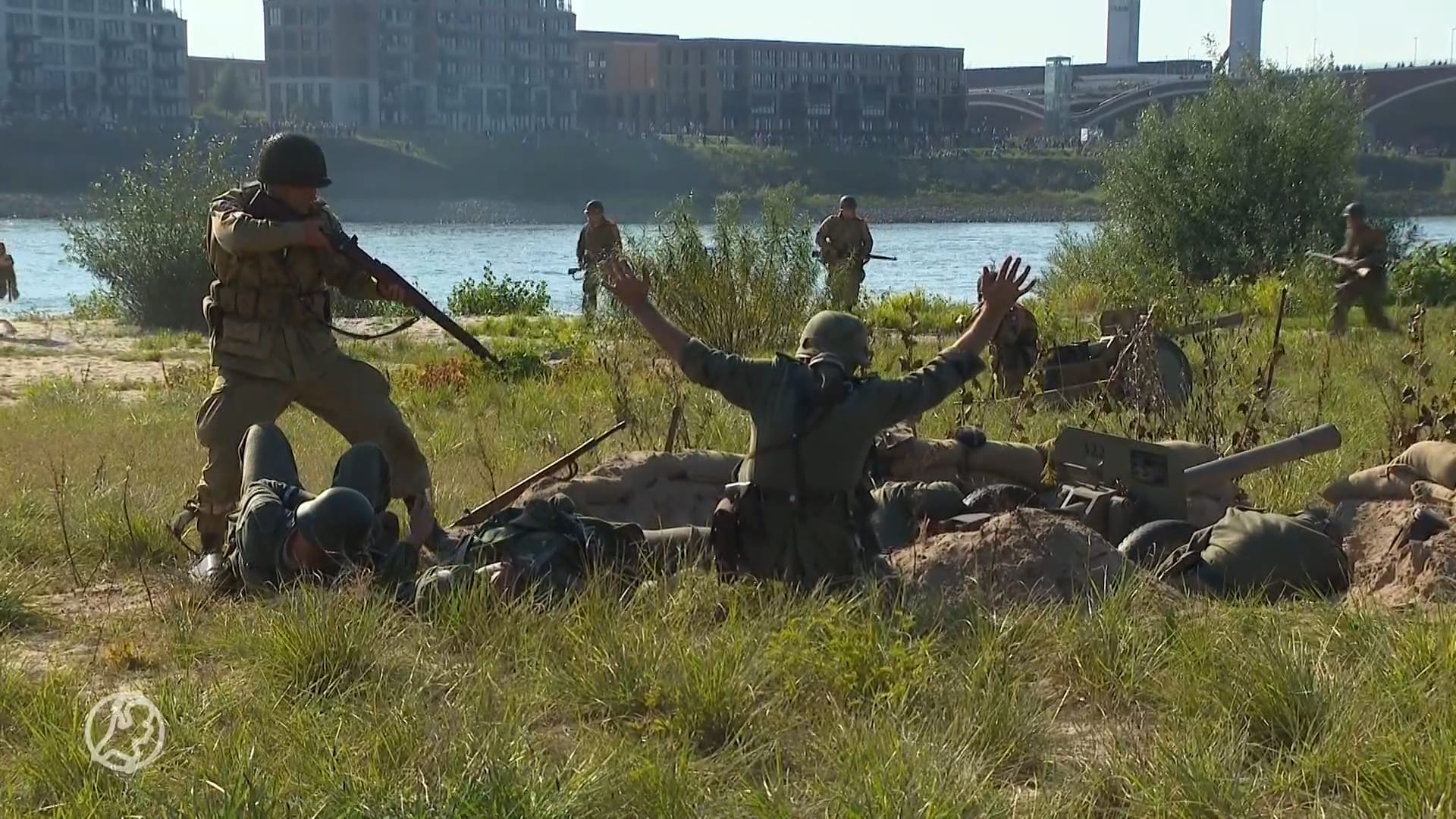 Veel belangstelling voor wandeling Waalbrug om bevrijders te eren