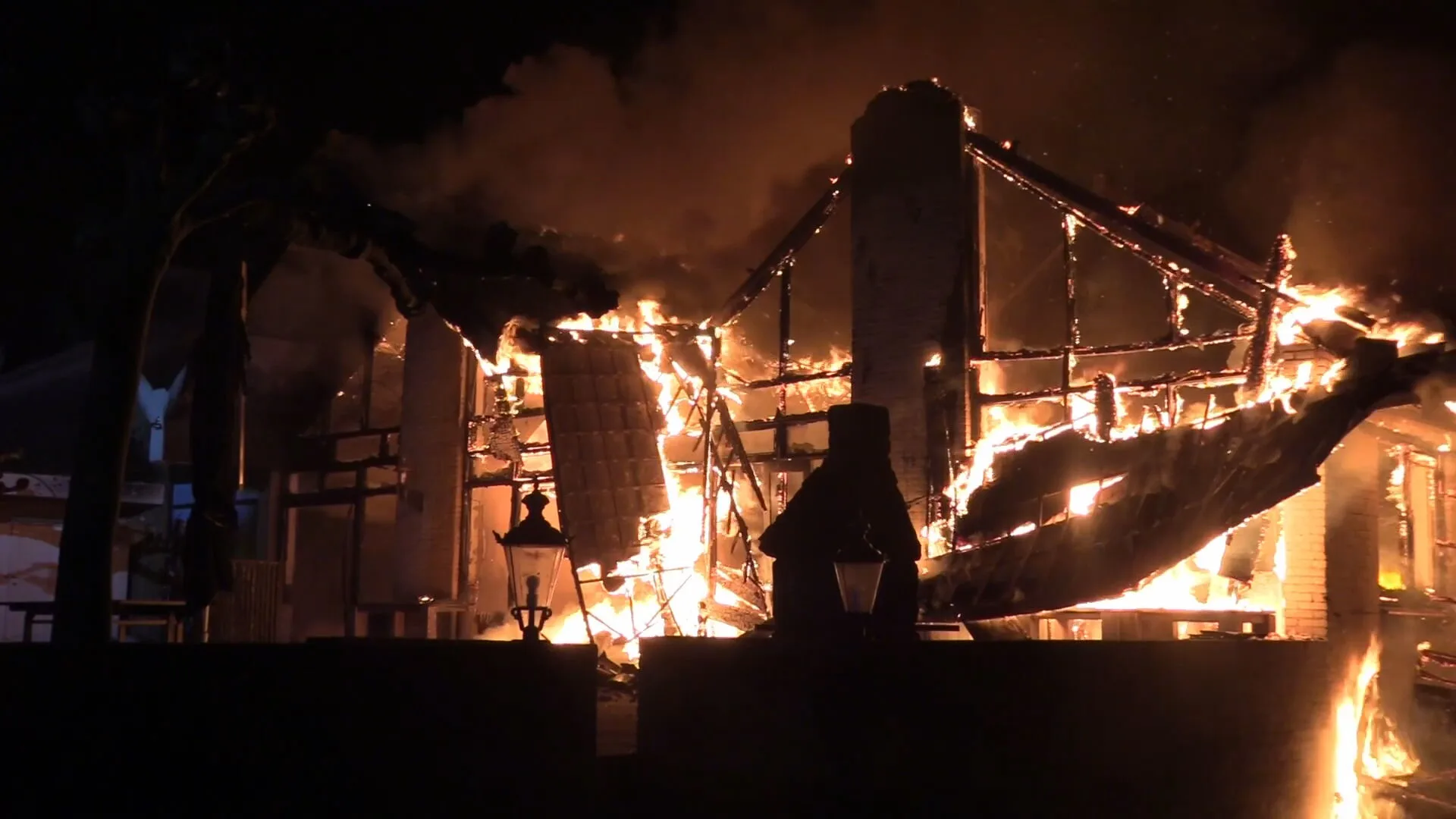 Opnieuw felle brand bij voormalig golfclub in Voorthuizen, pand verwoest door vuur