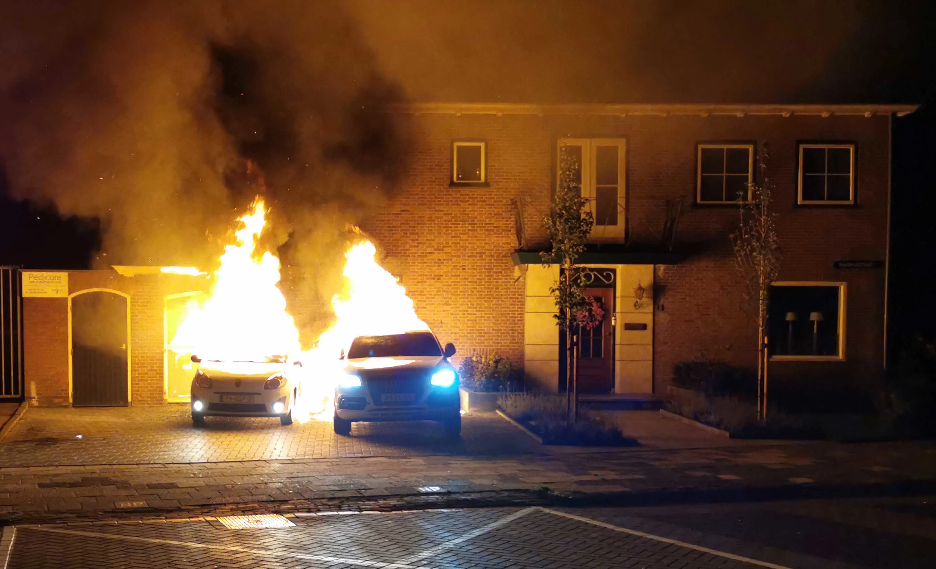 Alwéér brand bij volkszanger René Karst: twee auto's in vlammen op