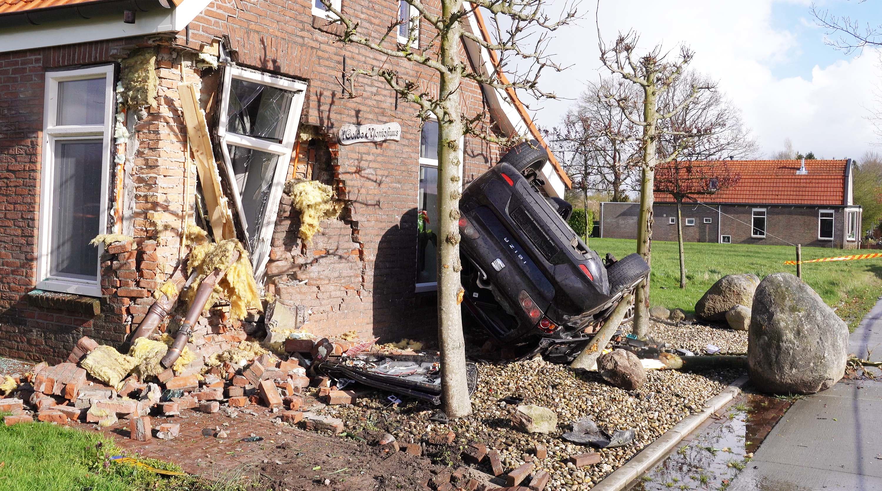 Auto raakt van de weg en crasht ondersteboven tegen woning in Willemsoord