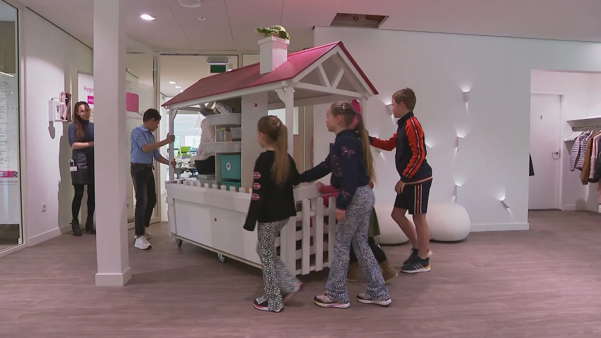 Deze rijdende kinderkamer moet ziekenhuisbezoek 'minder negatief' maken