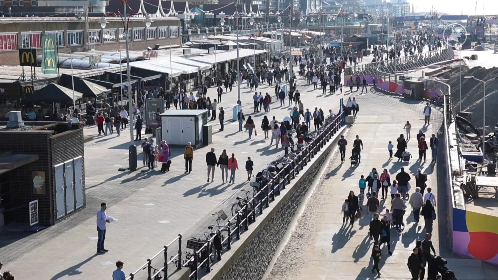 Drukte op Scheveningen: zonnige lentedag trekt massa’s naar het strand
