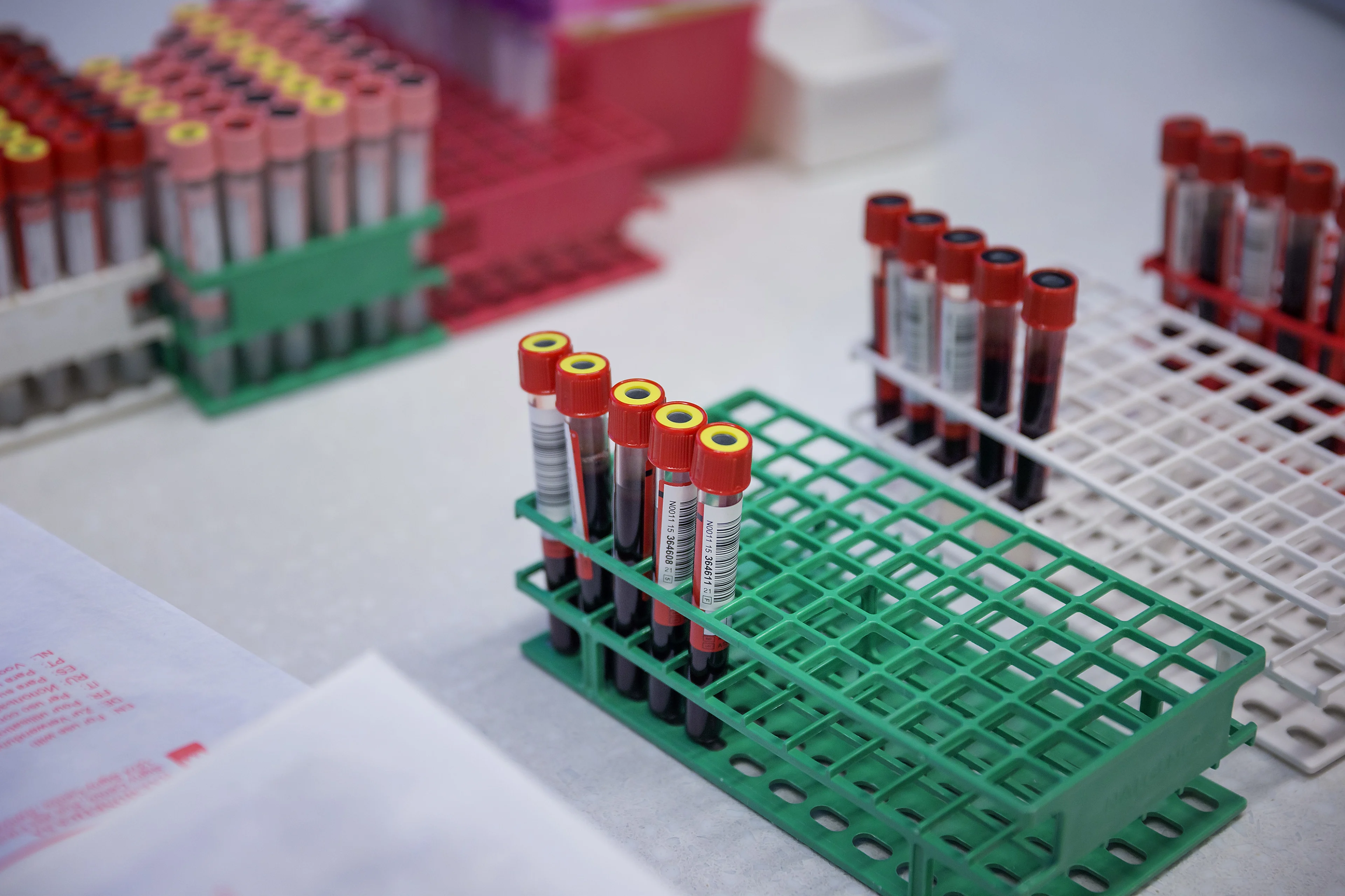 Goedgekeurde coronalabs krijgen geen opdrachten en stappen naar de rechter