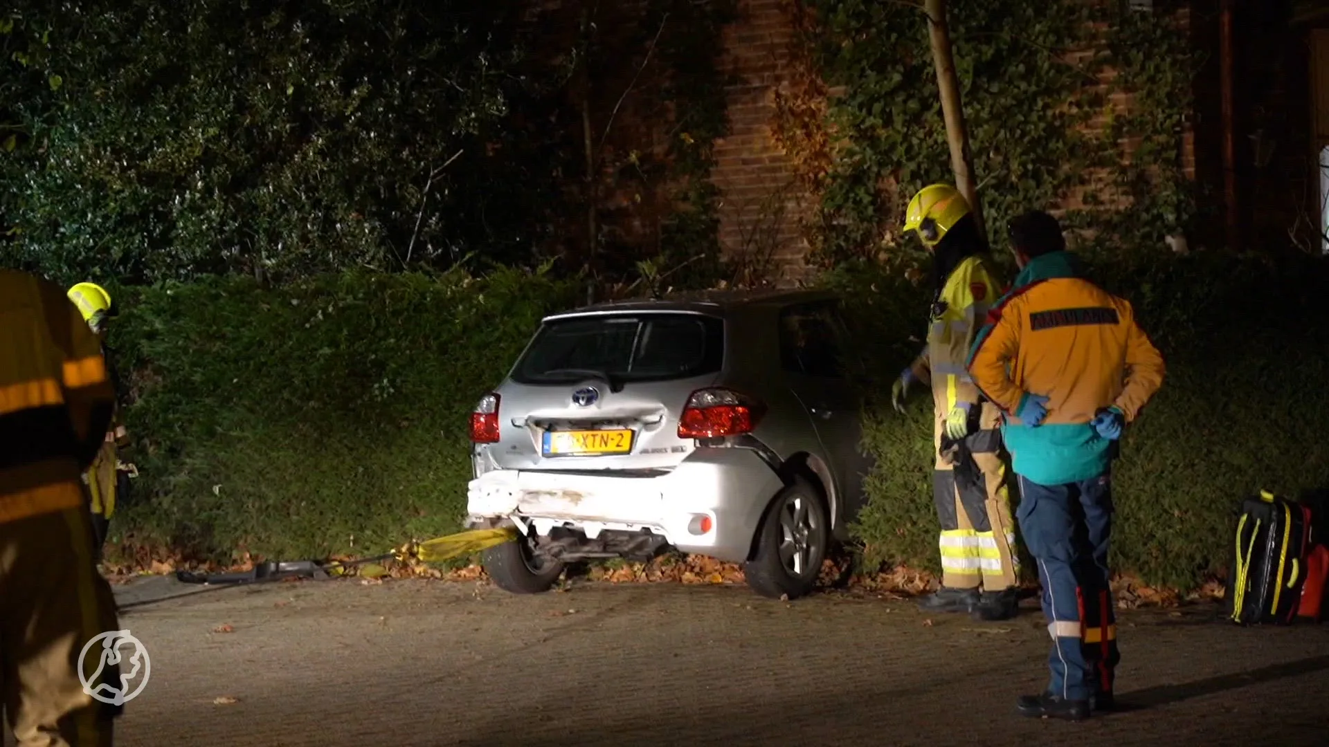Auto crasht tegen gevel woning in Nijmegen