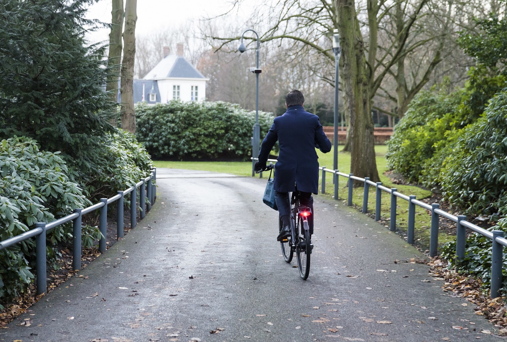 Rutte praat met demonstranten tegen racisme op Catshuis