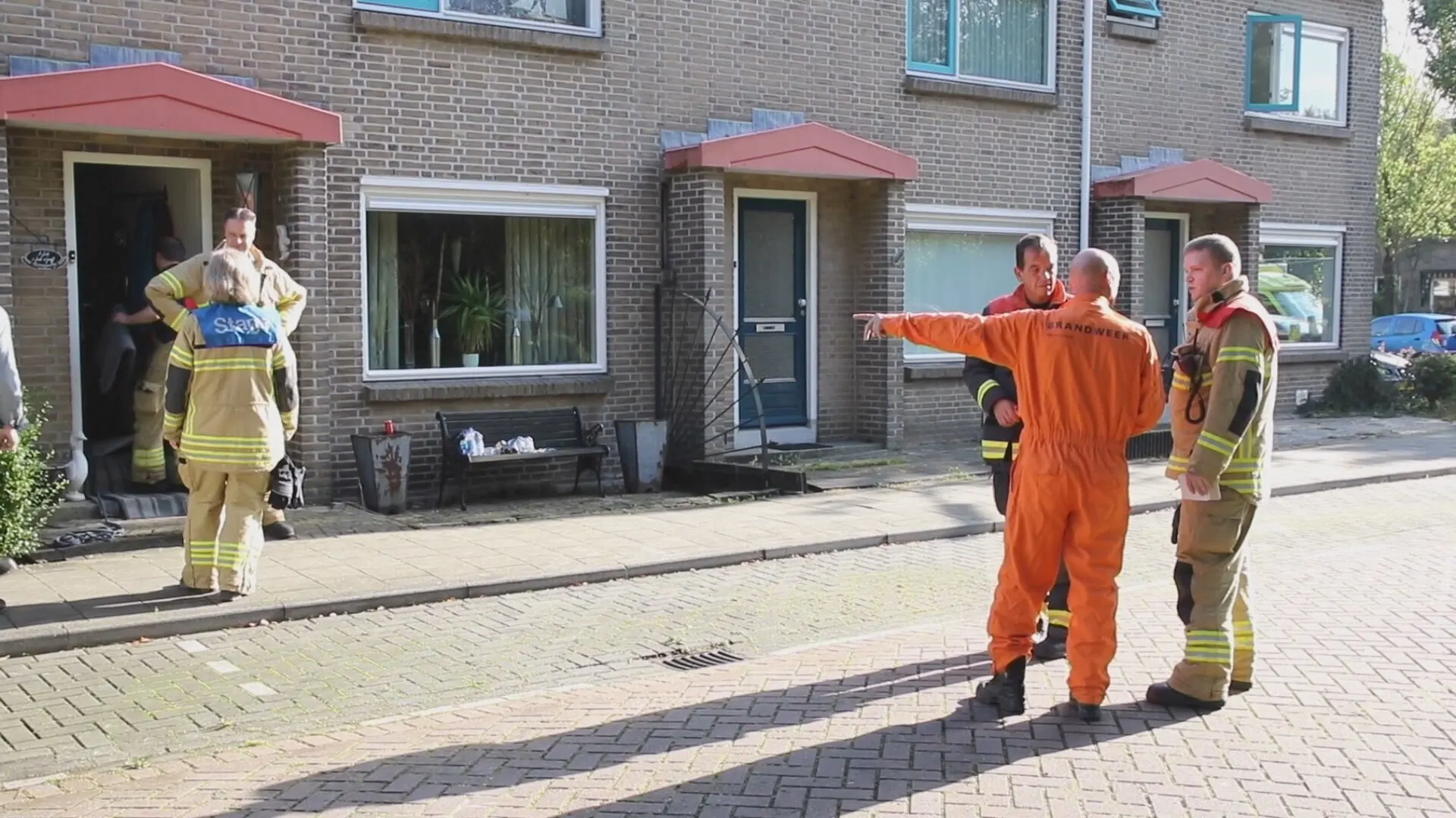 Hoe gaat jouw werkdag? Man uren vast in kruipruimte onder woning in Alblasserdam