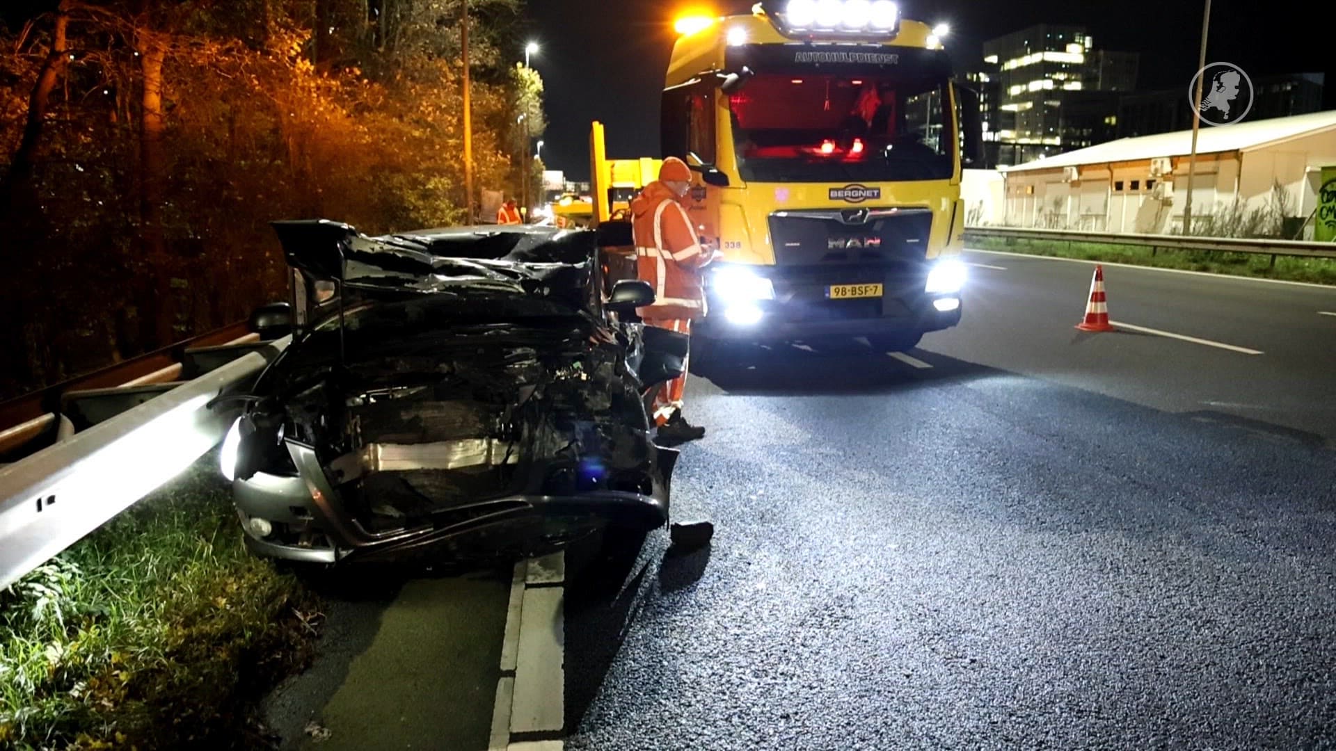 Automobilist rijdt op afgesloten wegdeel A10 en ramt op pijlwagen