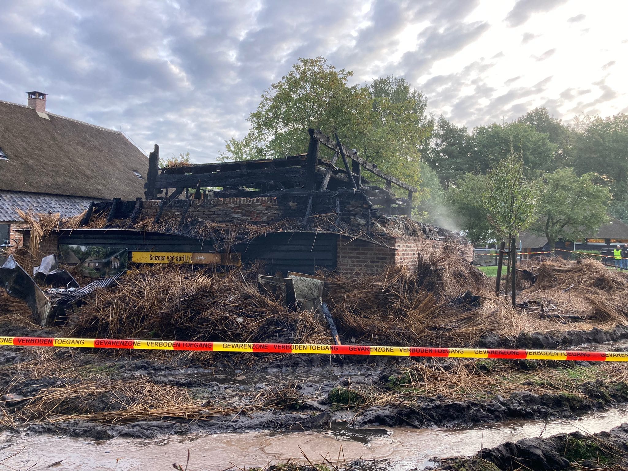 Brand verwoest monumentaal ontvangstgebouw museumboerderij Heeswijk-Dinther 