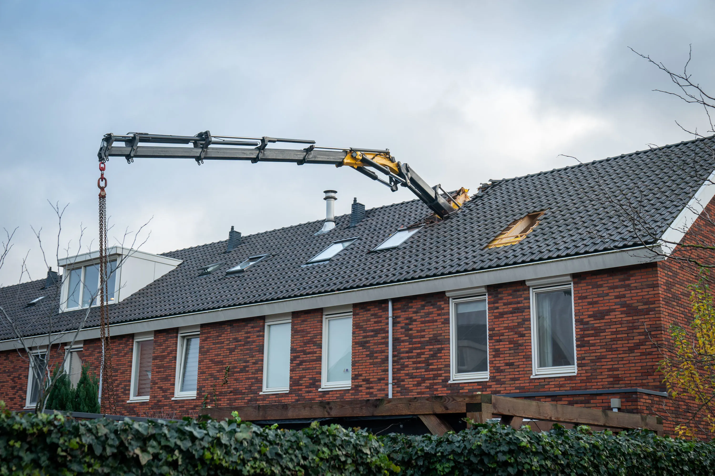 Plaatsen van dakkapel woning Vleuten gaat niet van leien dakje: hijskraan valt op huis