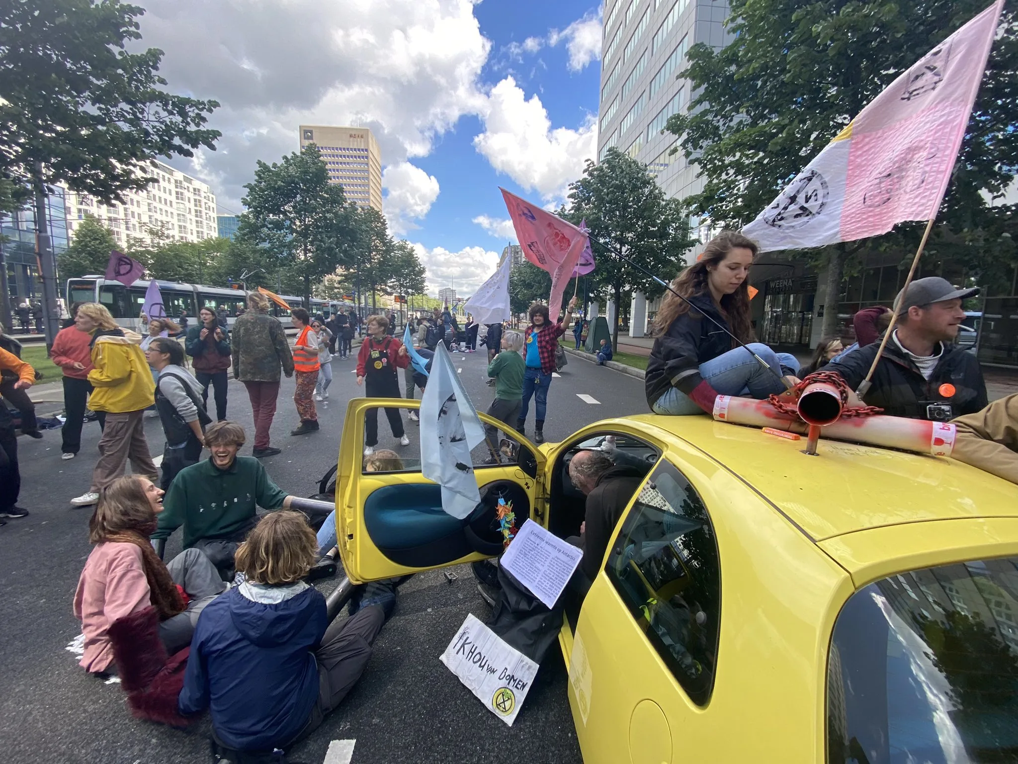Betogers Extinction Rebellion bezetten delen Rotterdam, in totaal 175 demonstranten aangehouden