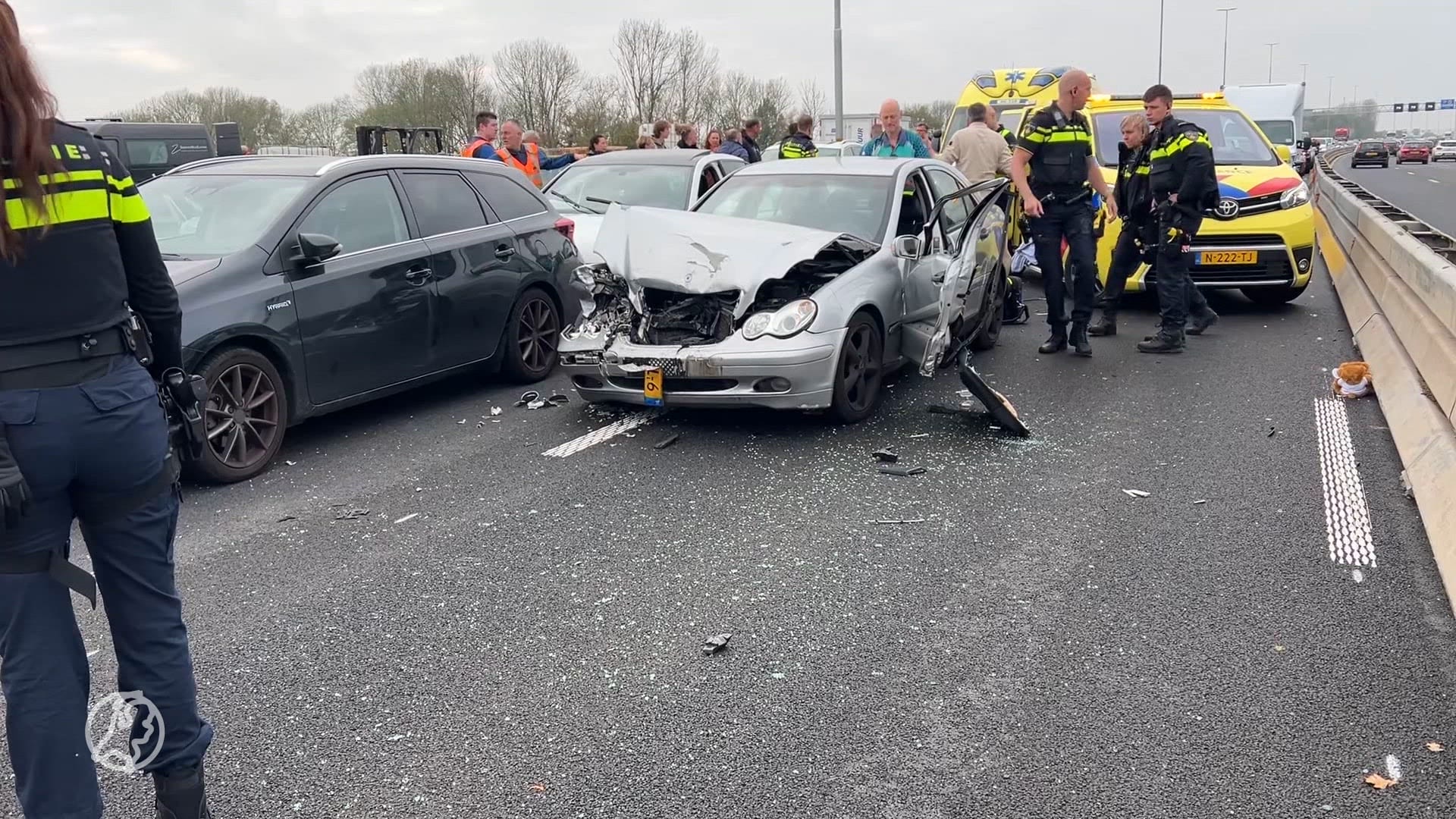 A1 dicht na groot ongeluk, politie grijpt in tegen spookrijders