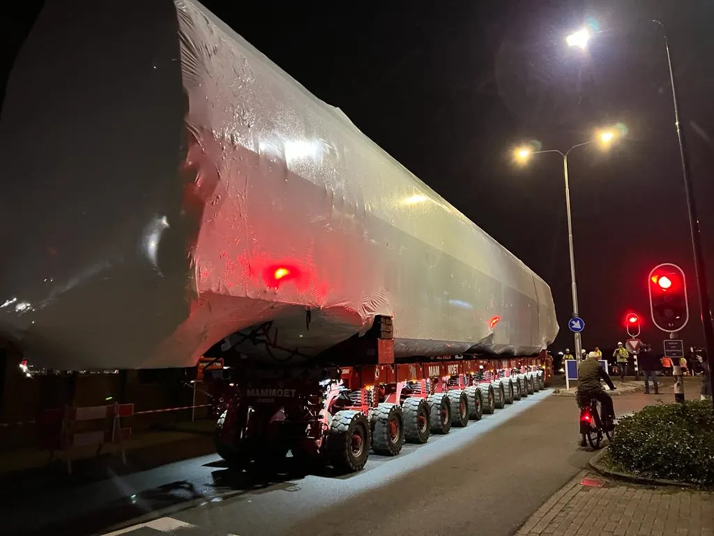 Treinstellen Voorschoten op rijdend platform onderweg naar bedrijventerrein