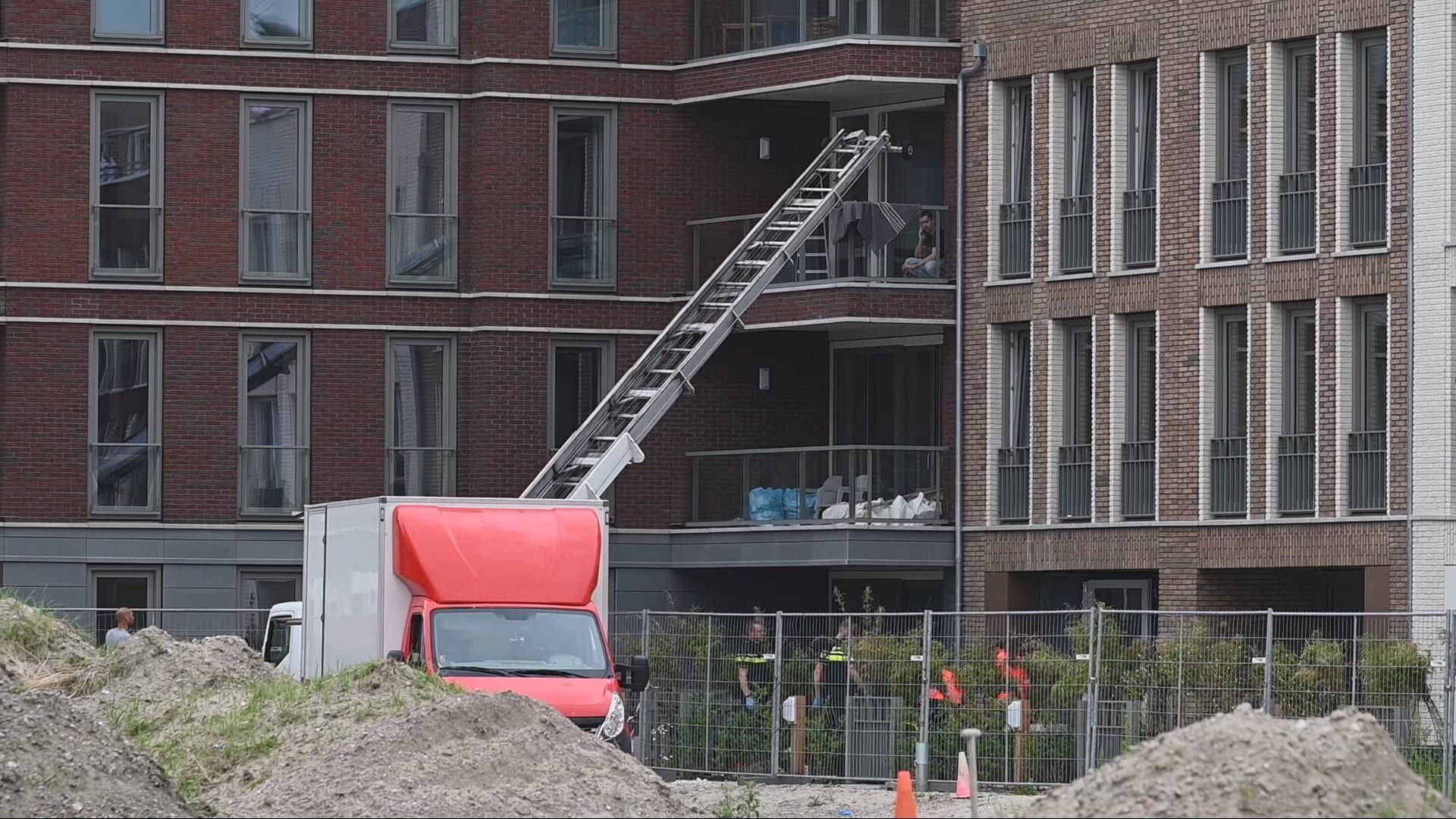 Verhuizer valt meters naar beneden in Alphen aan den Rijn