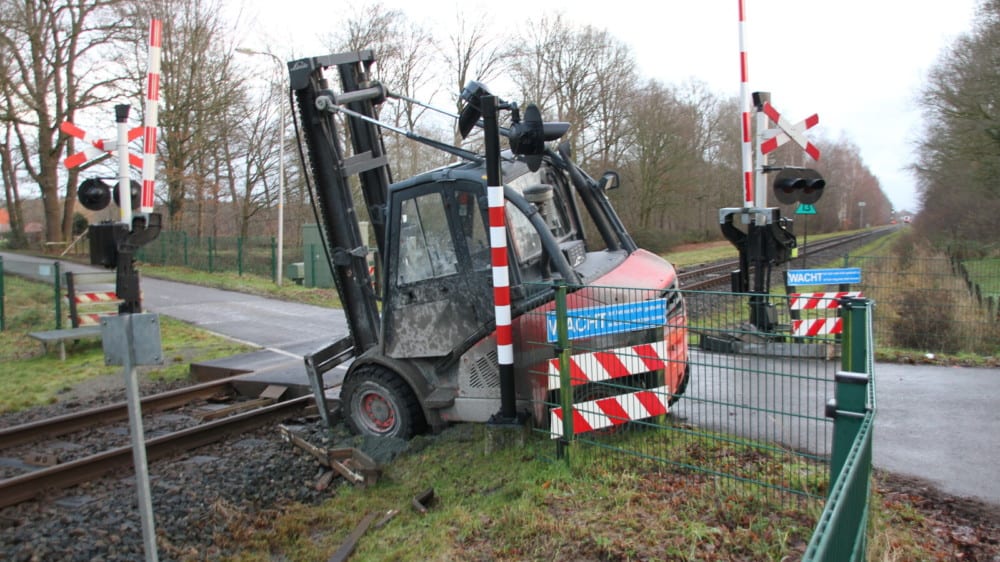 Trein botst op bewaakte overweg tegen vorkheftruck, geen gewonden