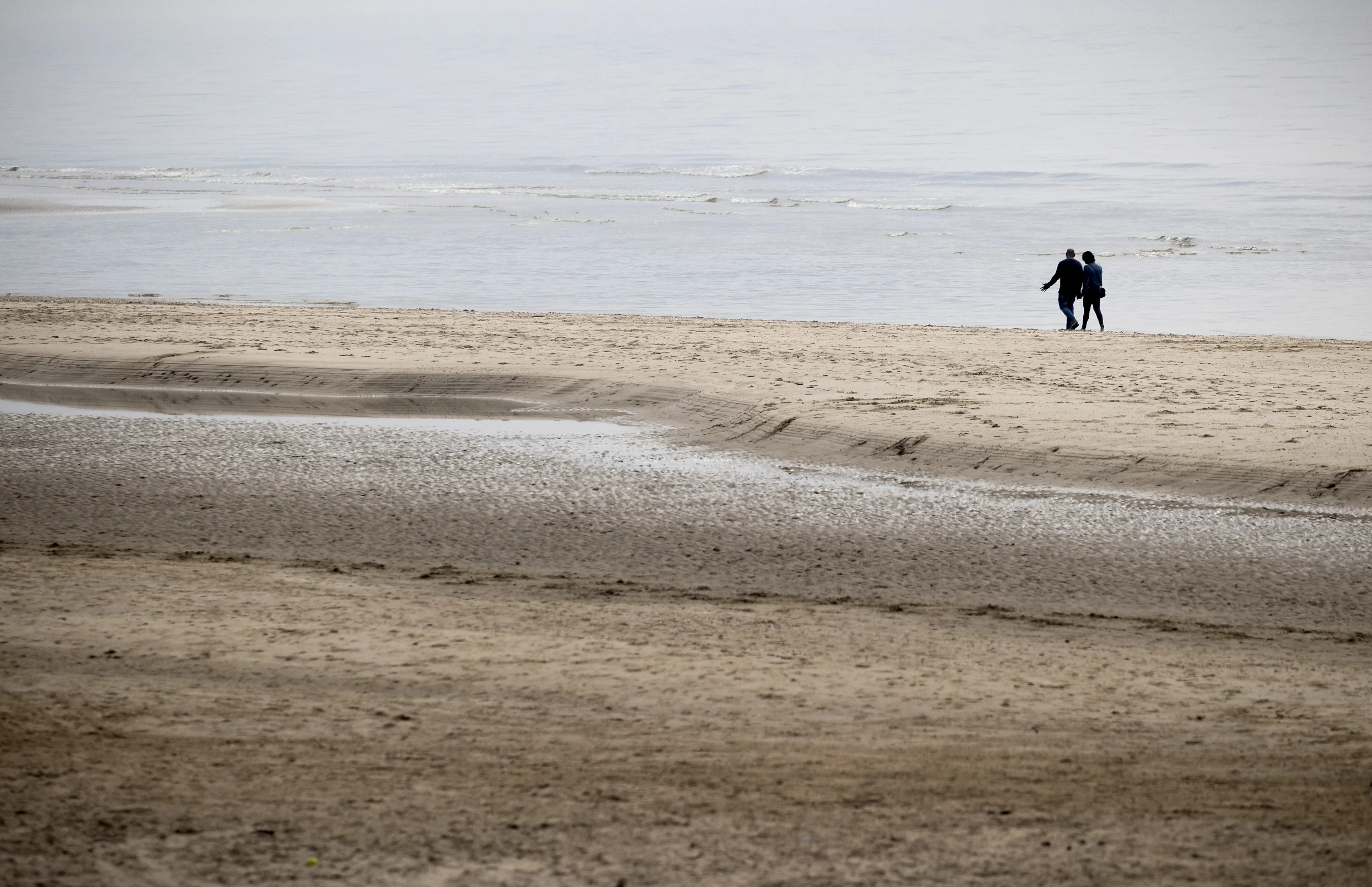 Tientallen sloffen sigaretten spoelen aan langs kust Noord-Holland