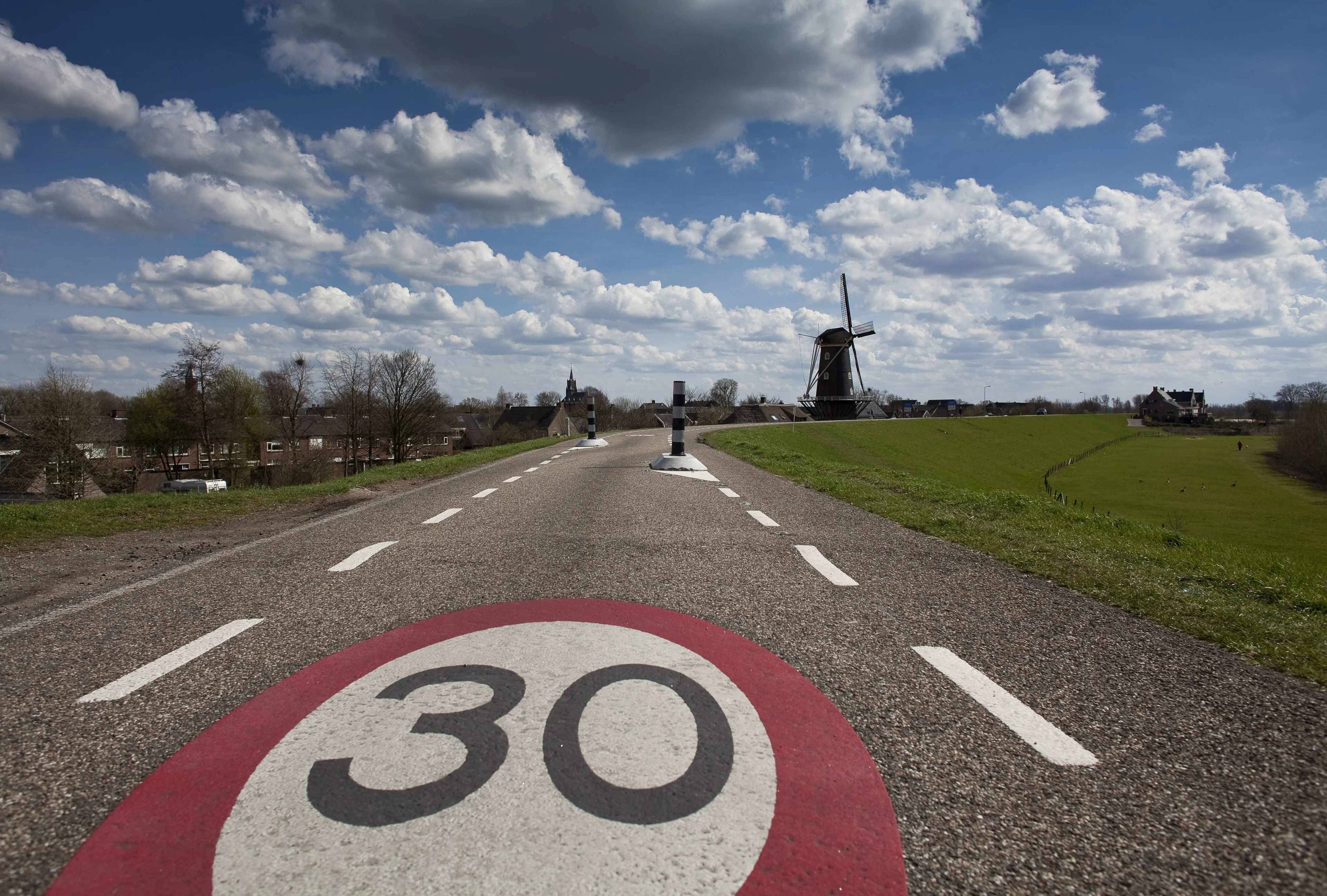 Tweede Kamer wil maximumsnelheid in bebouwde kom verlagen naar 30 kilometer per uur