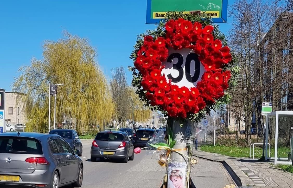 Stil protest: bloemenverkeersbord opgehangen na dood Nino (12)