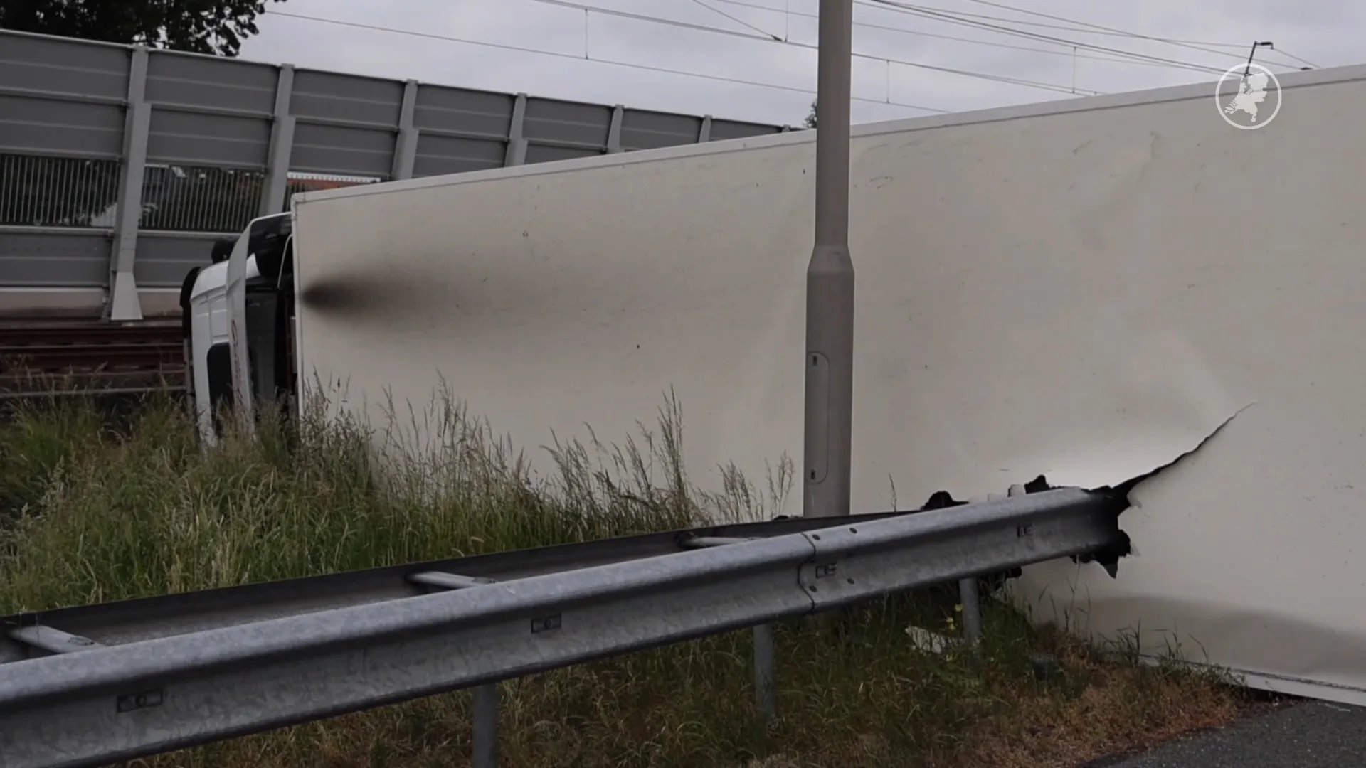 Vrachtwagen gekanteld op A4: vangrail doorboort trailer