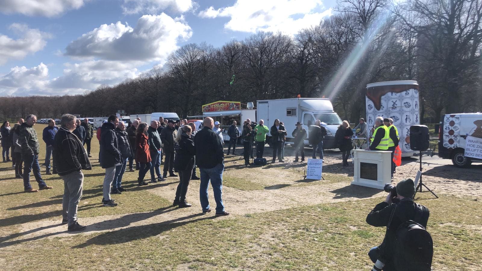 Marktkooplui zijn het zat en demonstreren op het Malieveld: 'We worden vergeten'