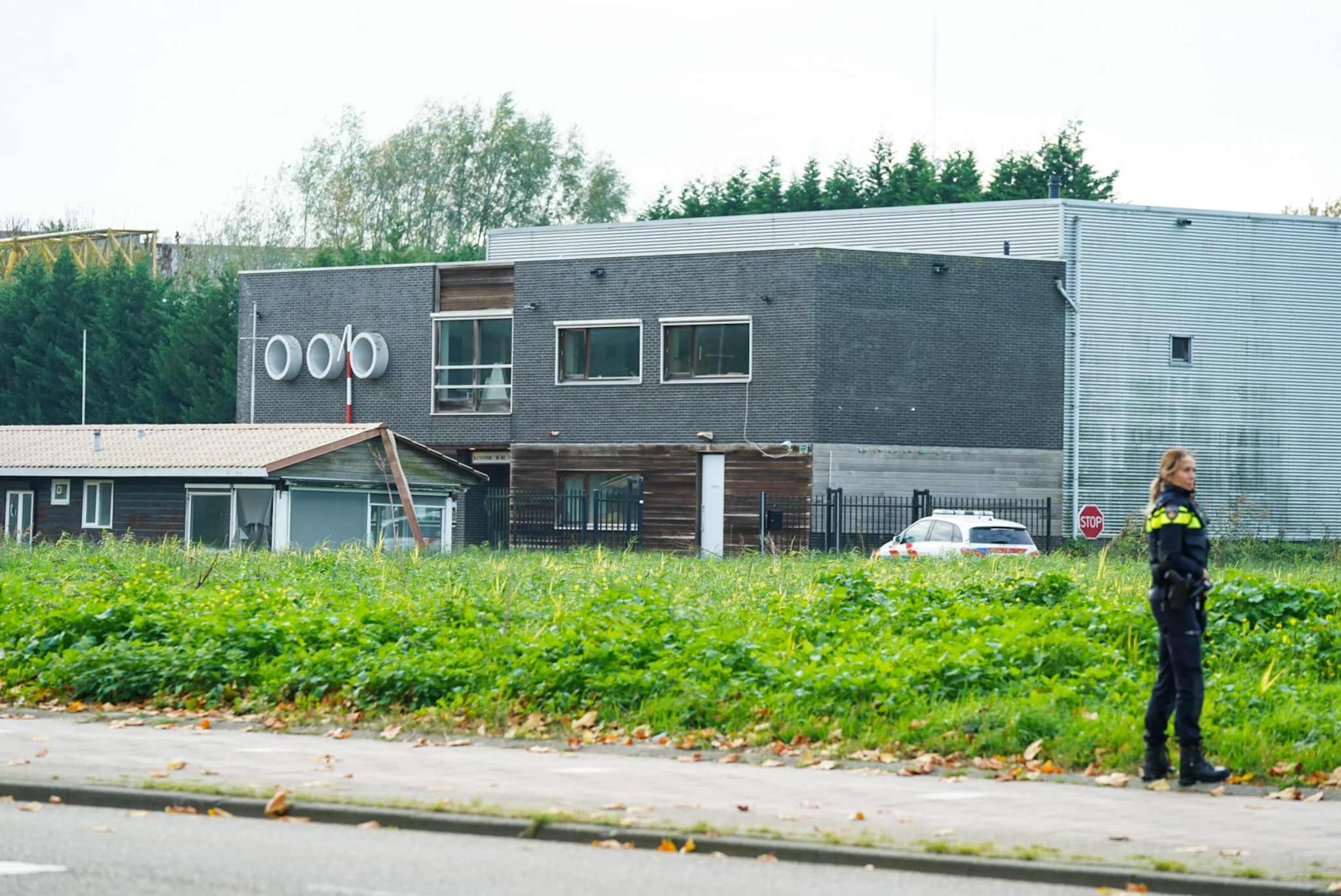 Bedrijfspand in Nieuwegein gekraakt: veel politie aanwezig voor ontruiming