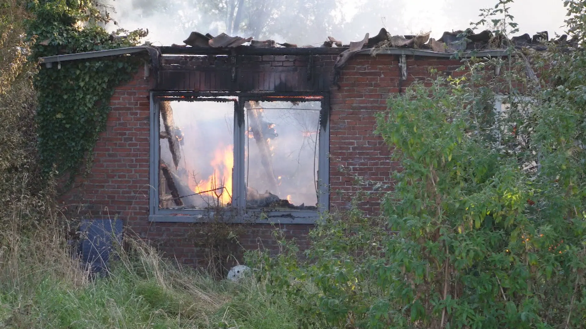 Felle woningbrand in Thesinge, leegstaand huis gaat in vlammen op
