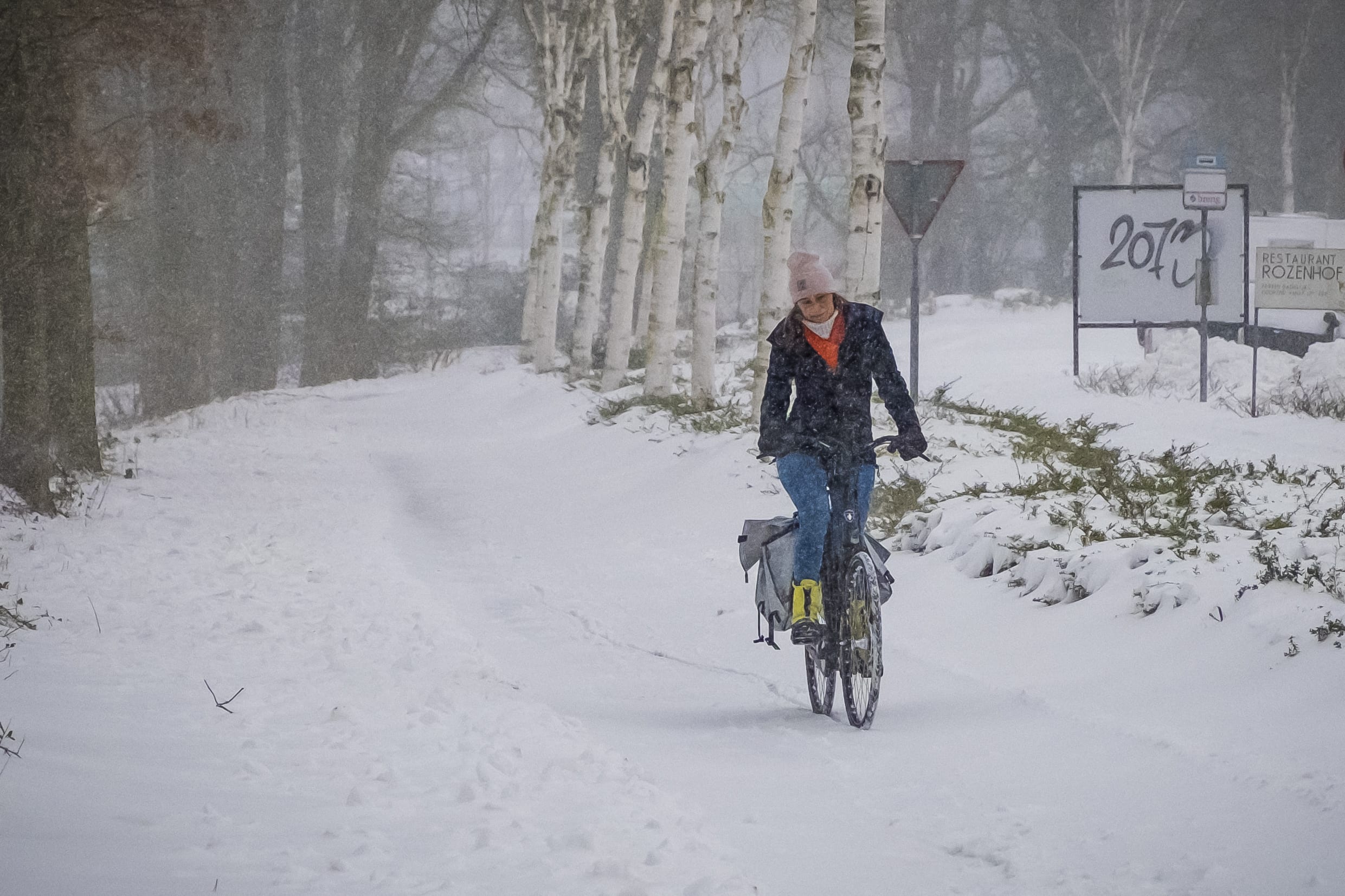 Glibberen en glijden op de fiets: zo voorkom je dat je onderuit gaat met dit weer