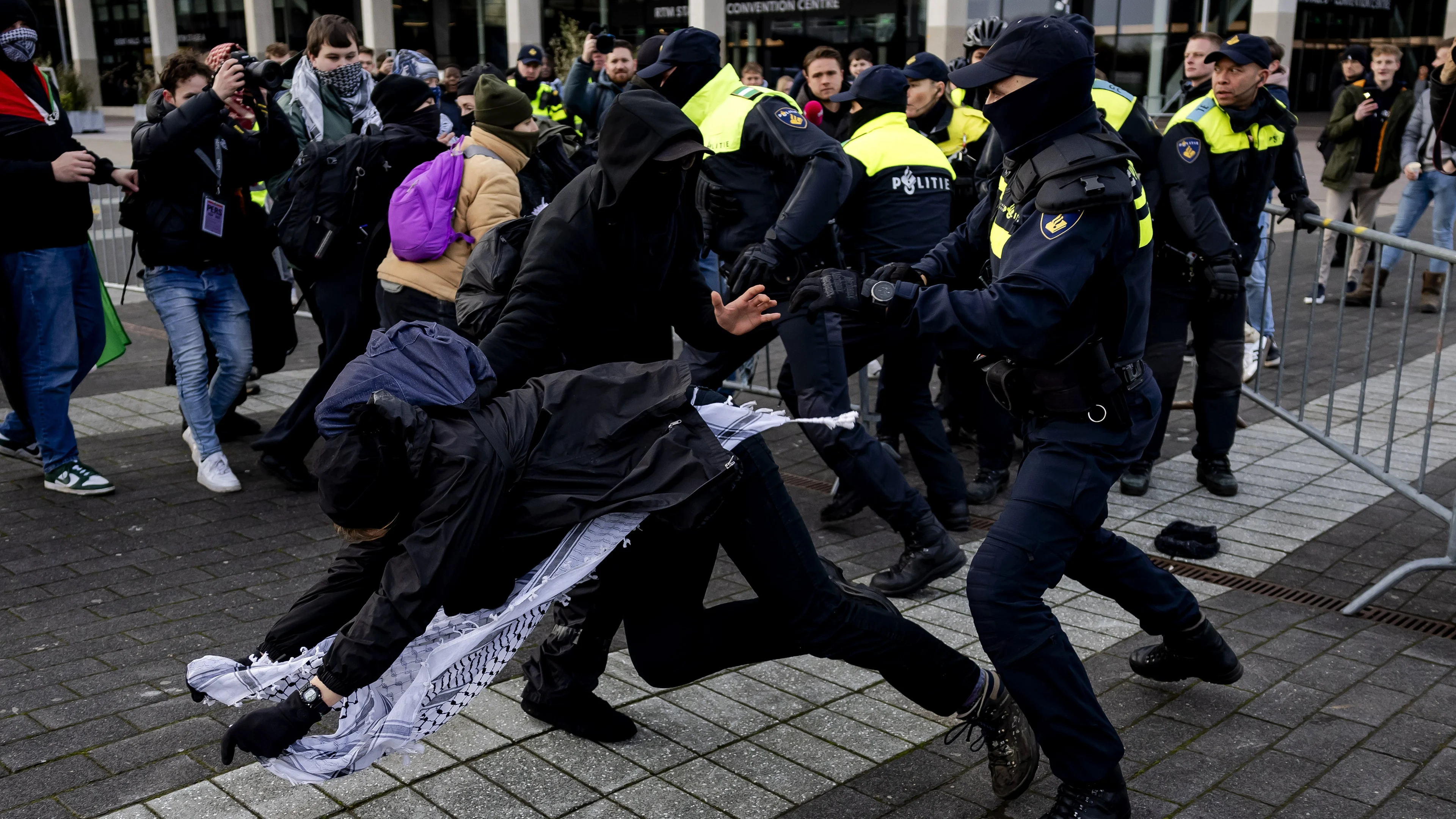 Dertien aanhoudingen bij wapenbeurs Ahoy, pand opnieuw beklad