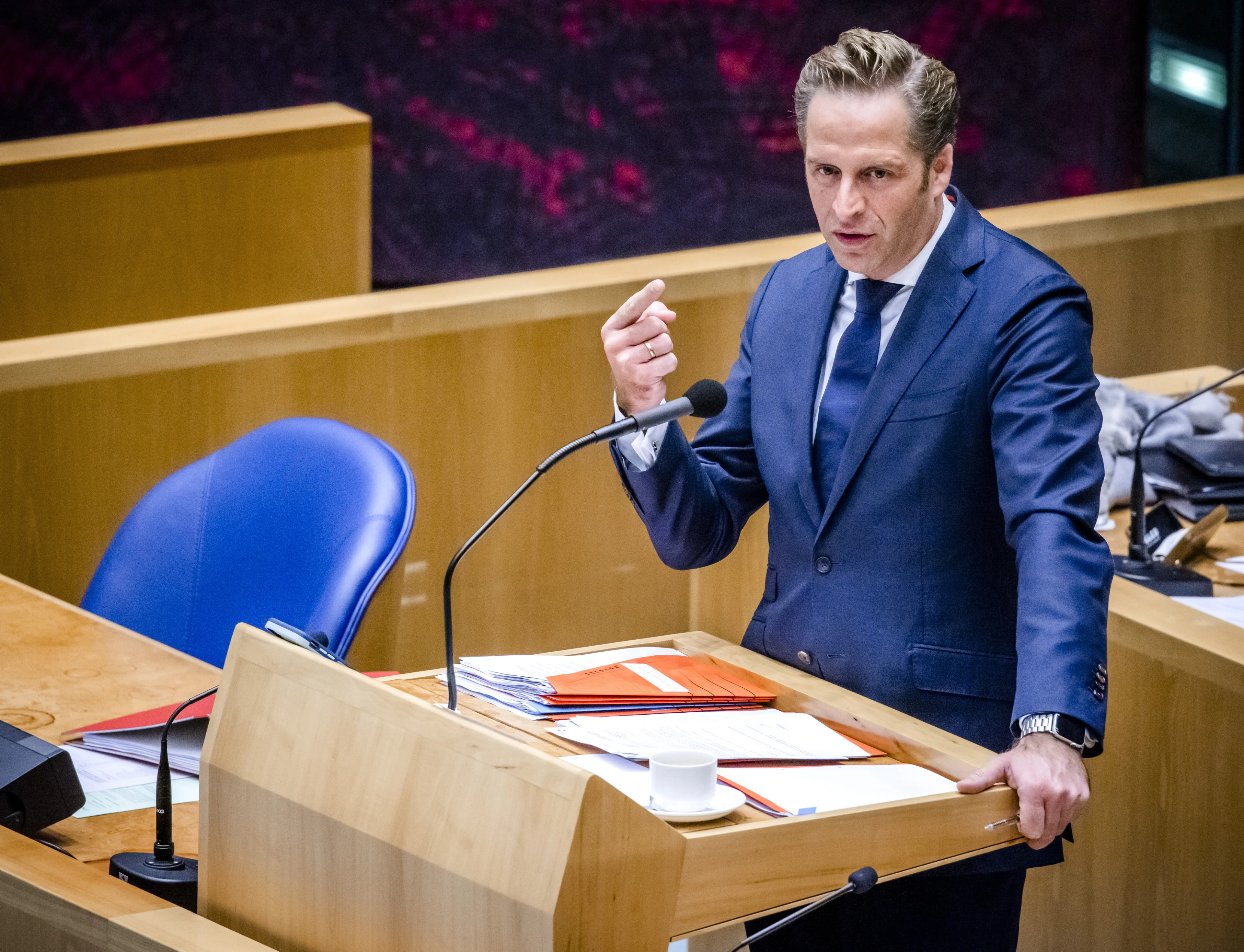 Bijna 6000 nieuwe besmettingen binnen 24 uur, De Jonge voorziet nieuwe maatregelen