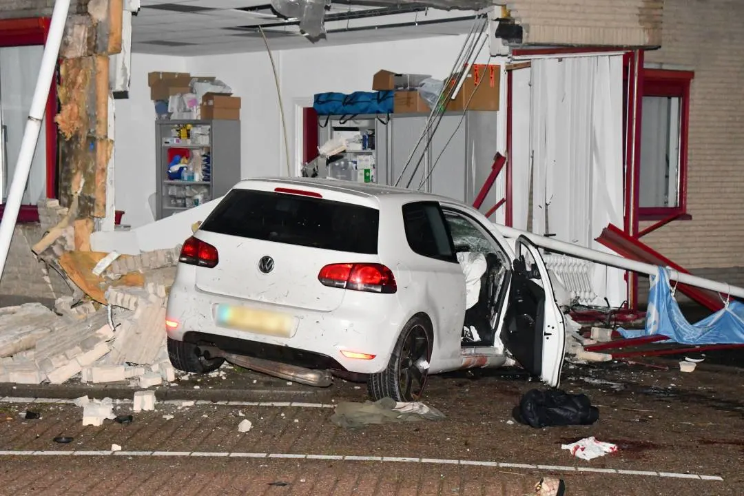 Auto boort zich met 160 kilometer per uur in gezondheidscentrum en richt enorme ravage aan