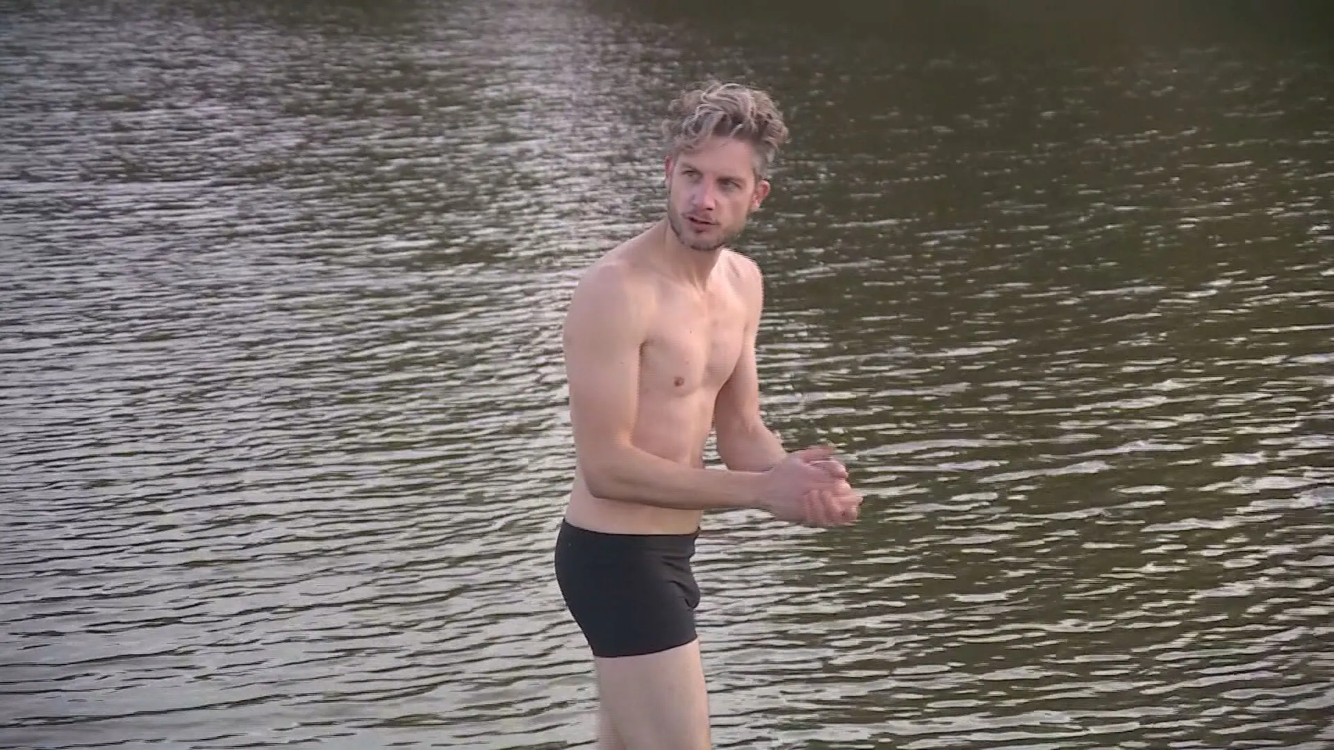 Olger heeft de beste voorbereiding op energiebesparende winter: koudwaterzwemmen 