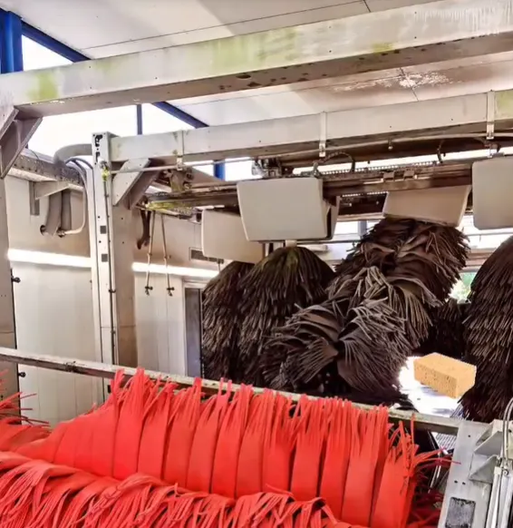 Beschonken vrouw verwart rem met gas en sloopt wasstraat