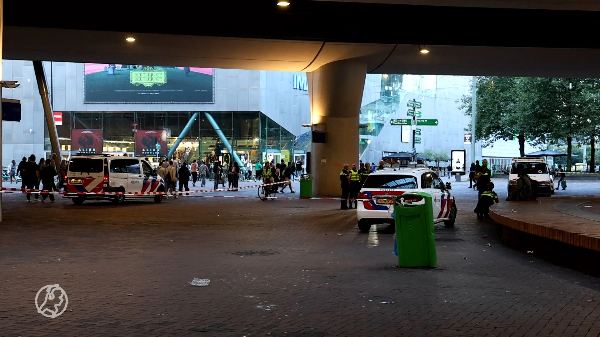 Jongen (17) neergestoken bij Bijlmer Arena, politie zoekt verdachte op vouwfiets