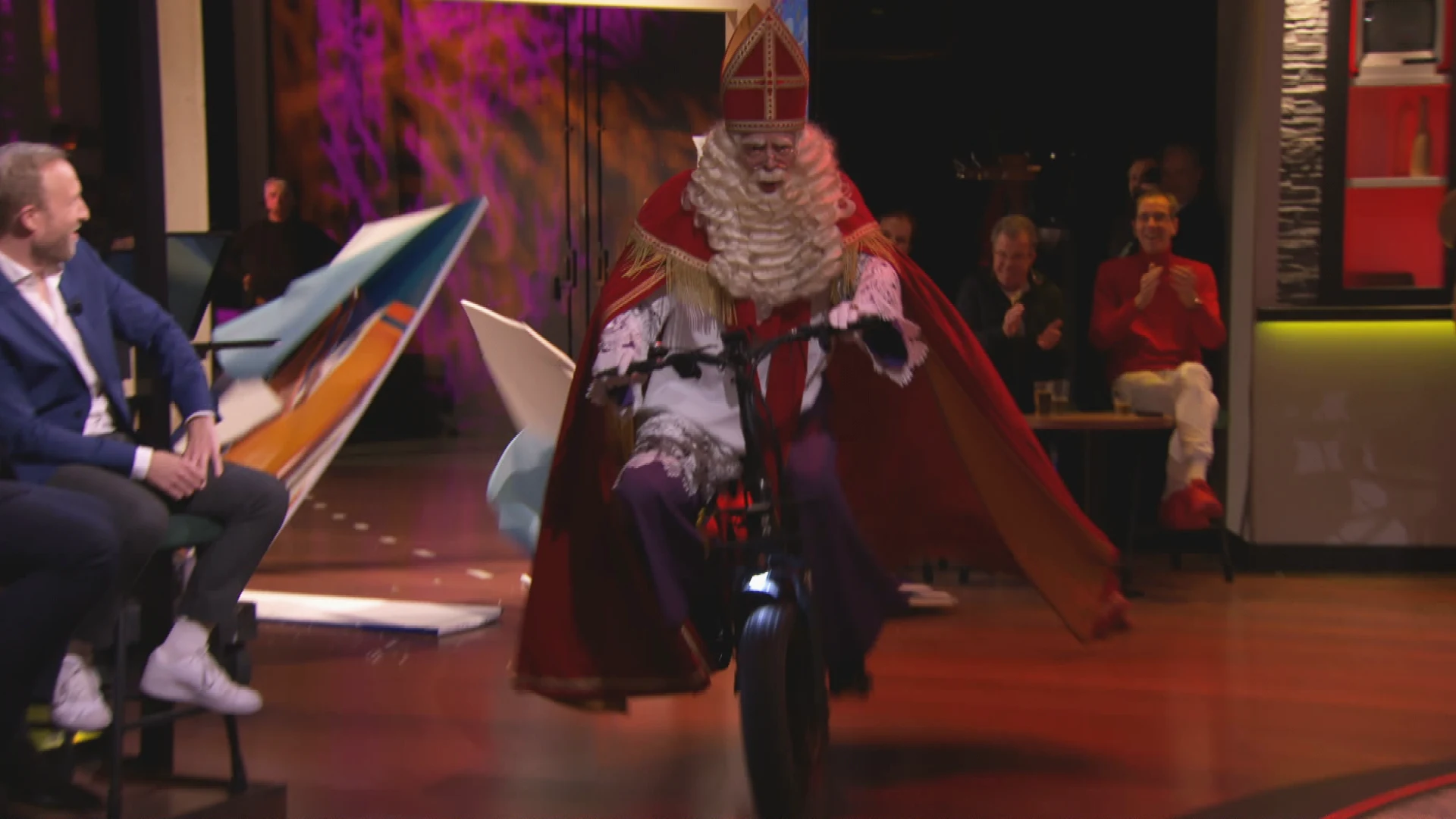 Sinterklaas stormt Vandaag Inside-studio binnen: 'Jezus Christus, kijk uit'