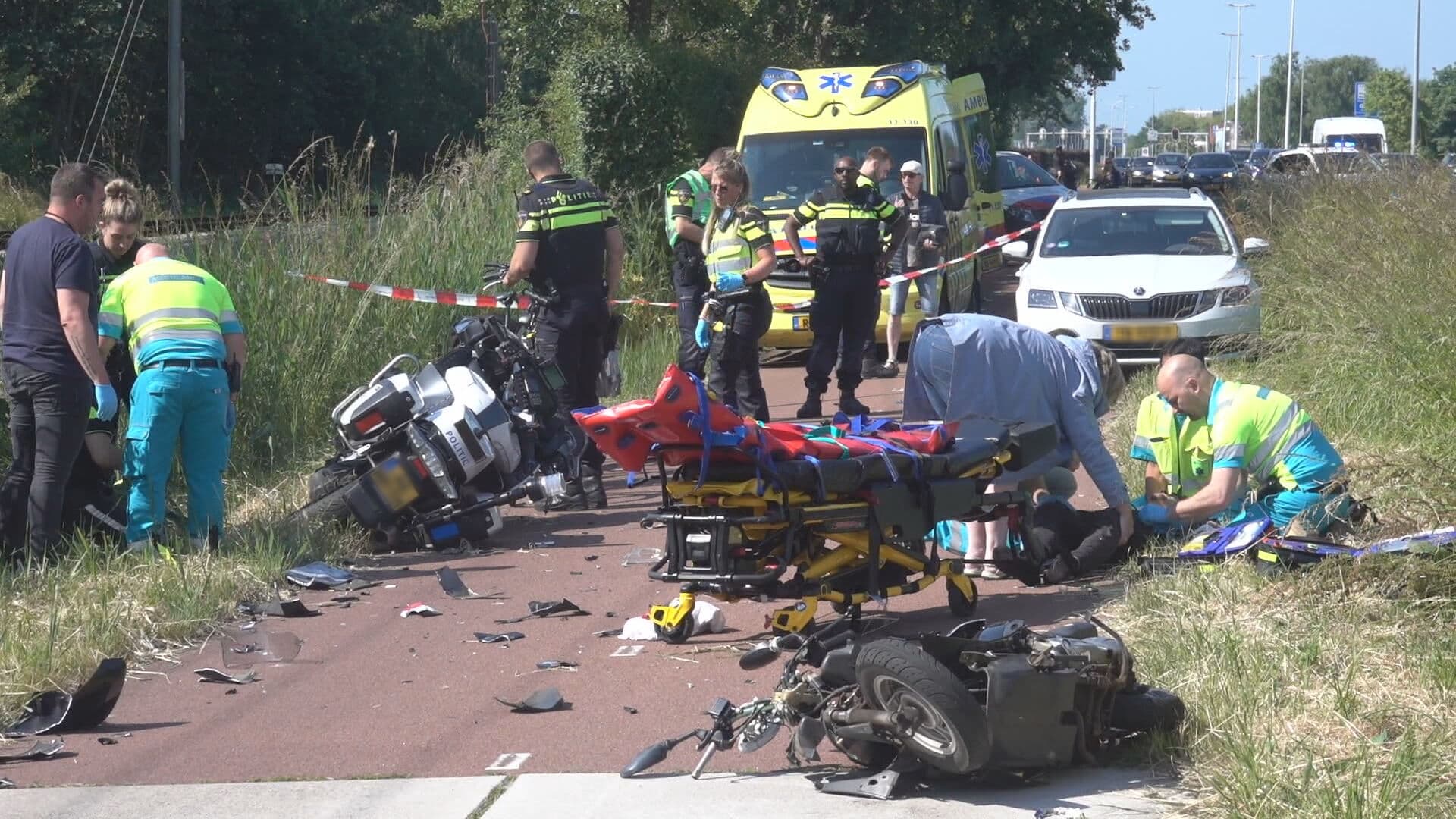Politiemotor komt in botsing met snorscooter in Noord-Holland, twee gewonden