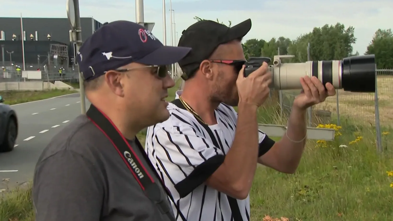 Spotters voor vliegtuigen NAVO-top staan hulpdiensten bij Schiphol in de weg