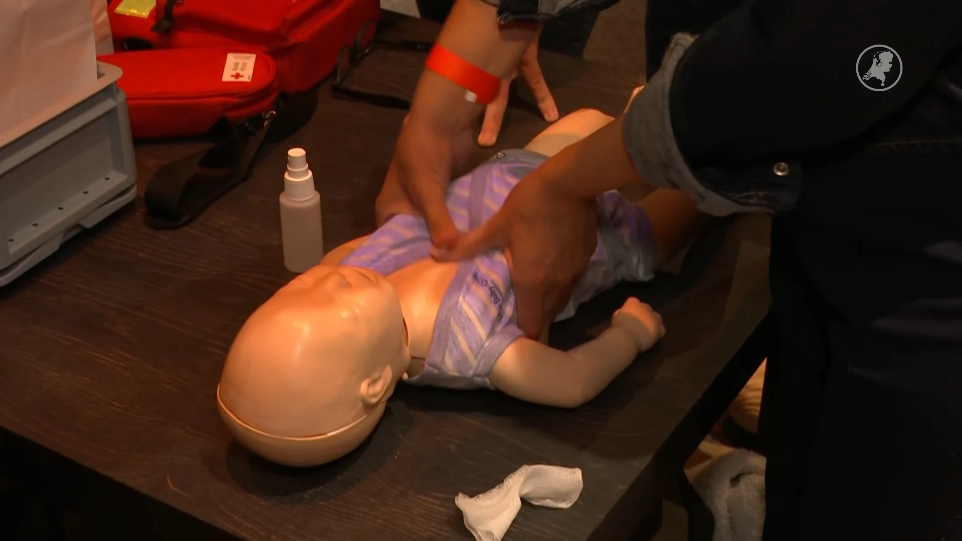 Honderden mensen leren hoe je een kind kunt reanimeren: 'Begin met beademing'
