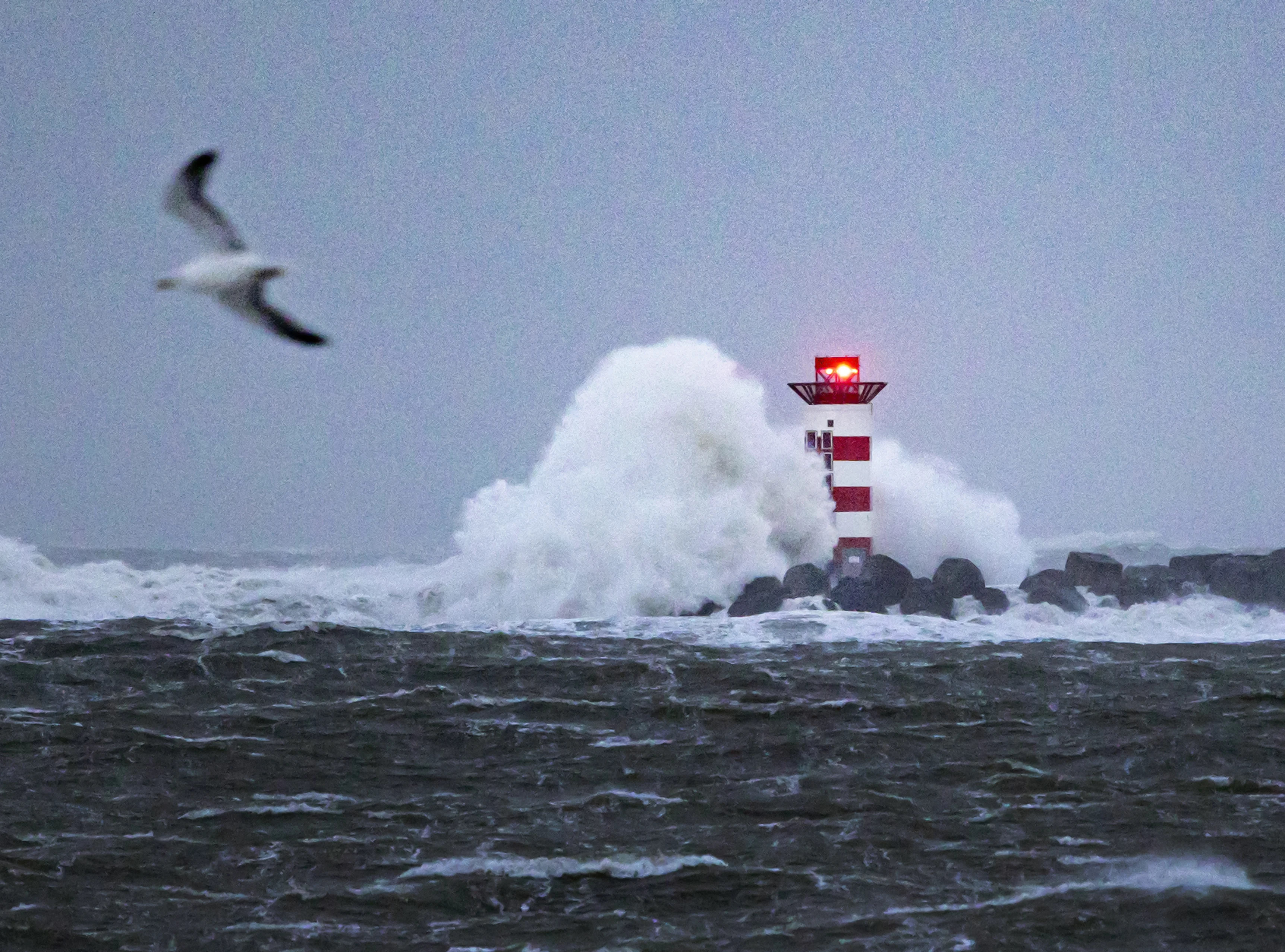 Evenementen afgelast en tientallen vluchten geschrapt om storm Amy